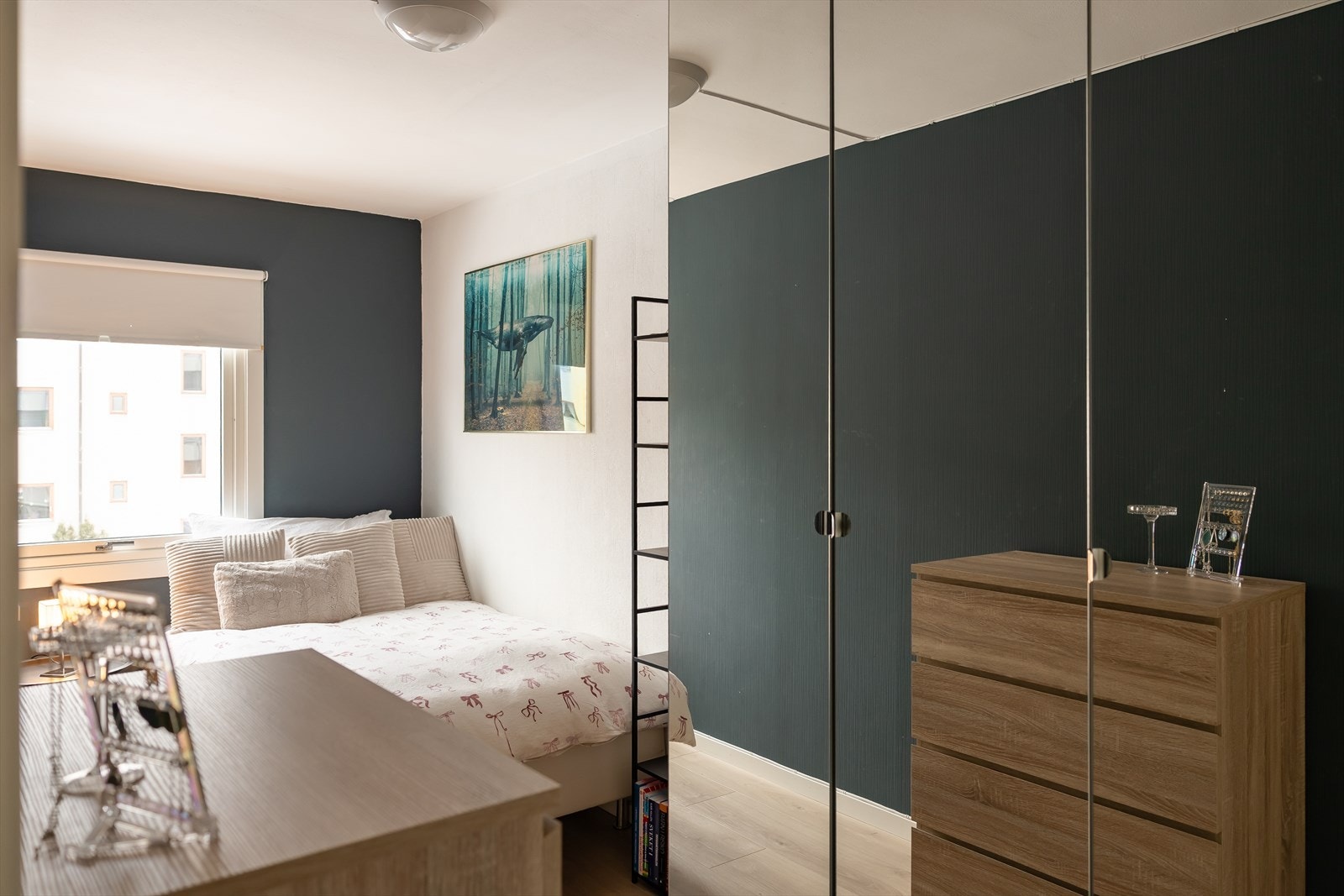 Soverom på 7m². Mye inkl. i felleskostnadene som kommunale avgifter, internett, felles bygningsforsikring, nedbetaling av fellesgjeld og diverse vedlikehold iht. regnskap. Galleribilde