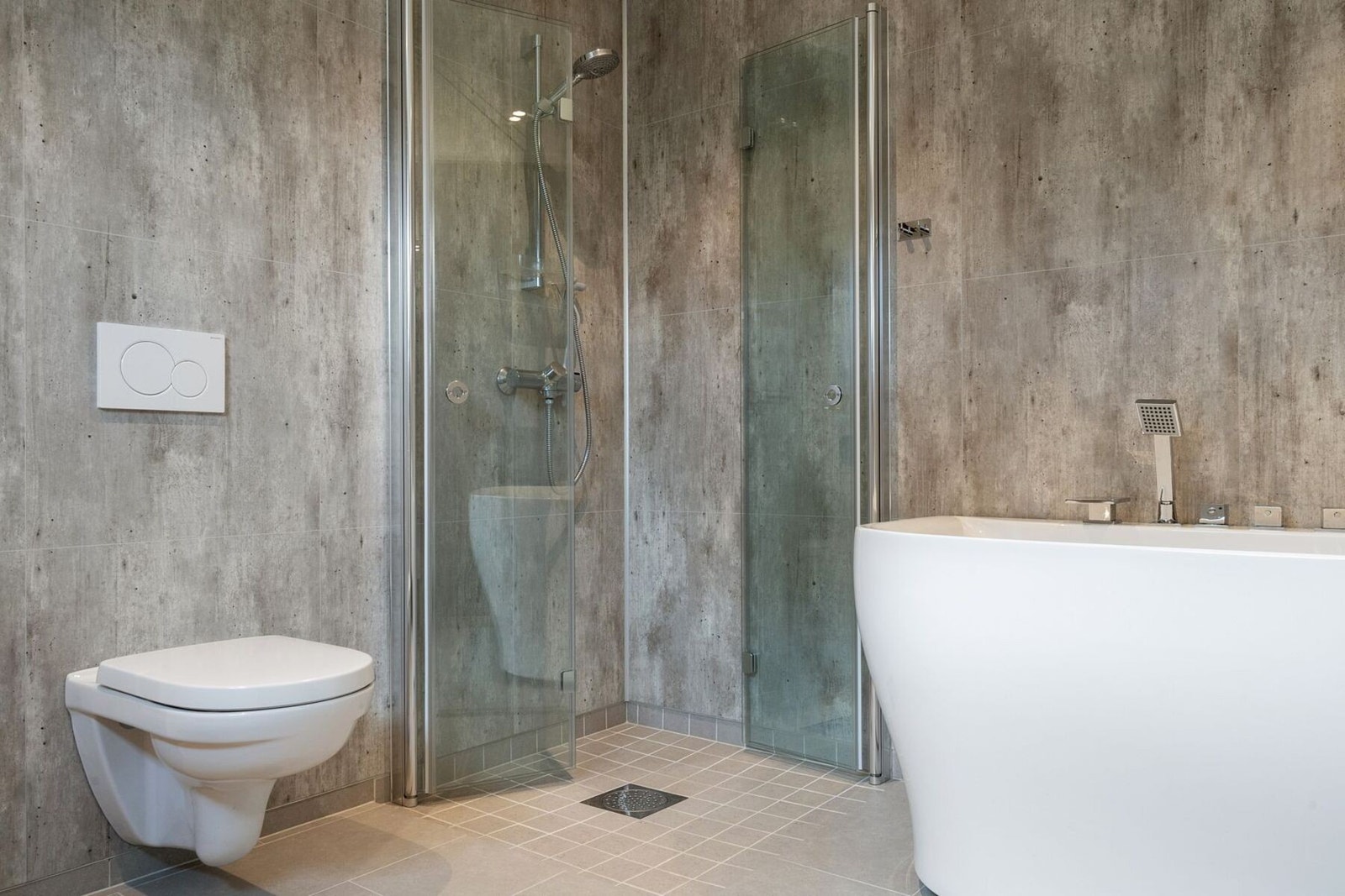 Både dusjhjørne og badekar for litt ekstra luksus i hverdagen. Galleribilde