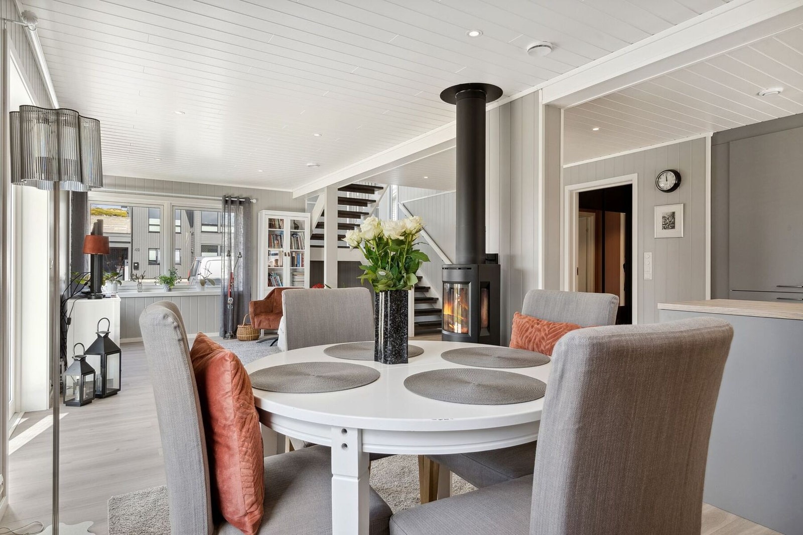 Innbydende spisestue. Store vindusflater slipper inn rikelig med lys i rommet. Galleribilde