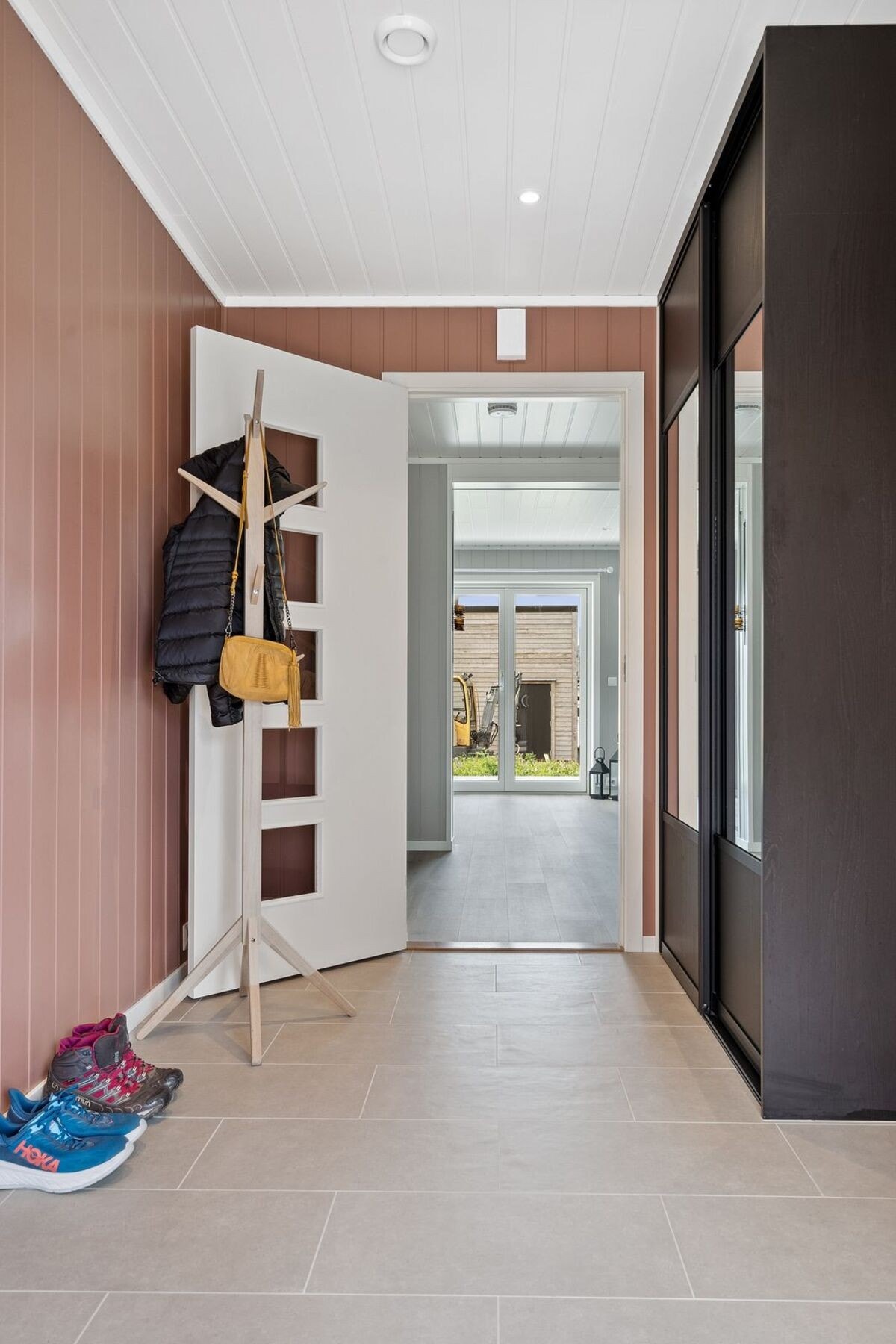 Velkommen inn i denne flotte eneboligen! Først kommer vi inn i entré med praktisk skyvedørsgarderobe. Galleribilde