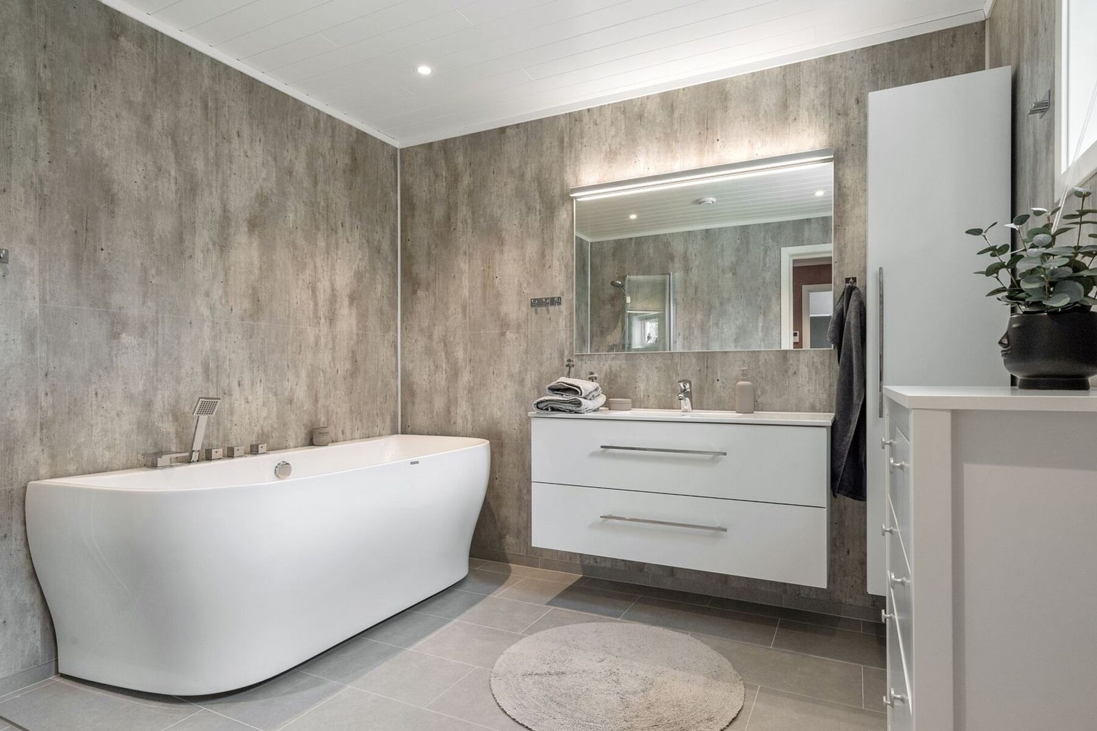 Delikat og innbydende bad med downlights og flislagt gulv med varmekabler. Galleribilde