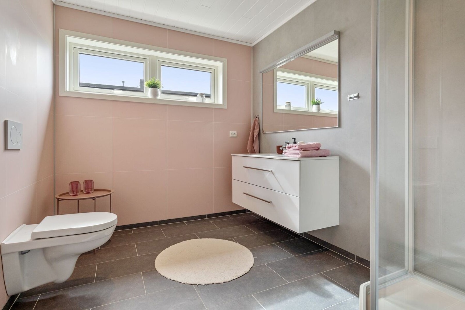 Innbydende bad som har flislagt gulv med varmekabler. Galleribilde