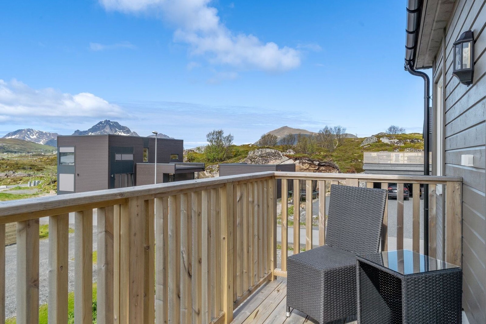 Fra veranda i andre etasje ser du bl.a. Stornappstinden og Offersøykammen Galleribilde