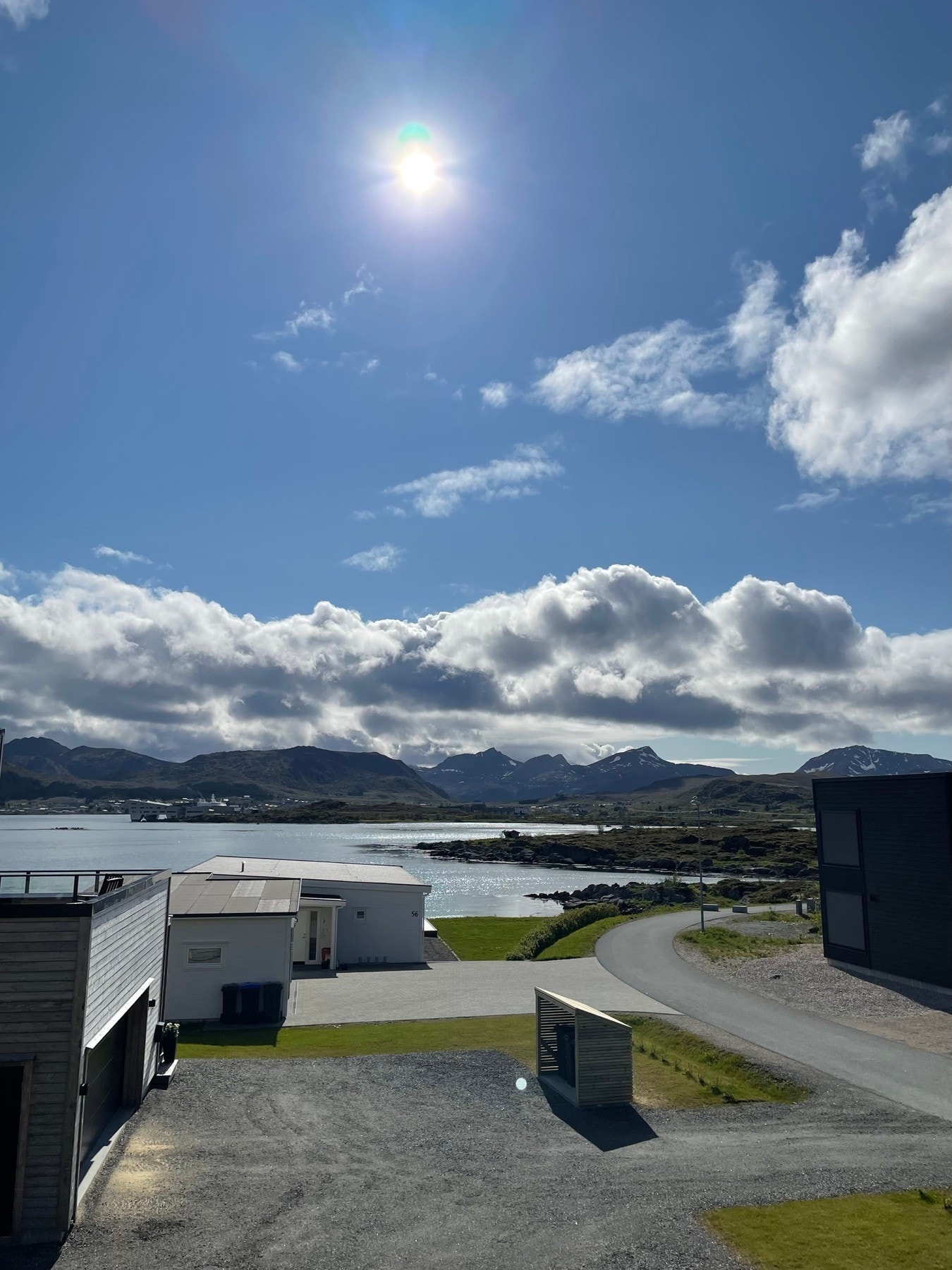 Selgers private bilde. Fra balkongen kan du følge innseilingen til cruiseskipene i Buksnesfjorden. Galleribilde