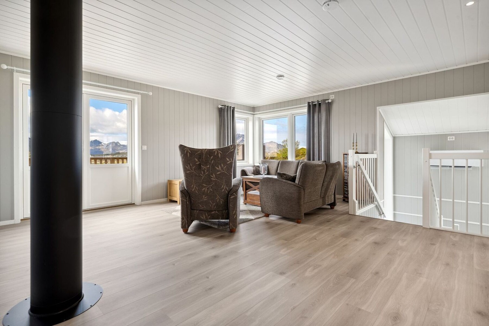 For familien er det perfekt med en ekstra stue. Det er utgang til veranda og totalt tre soverom i etasjen. Galleribilde