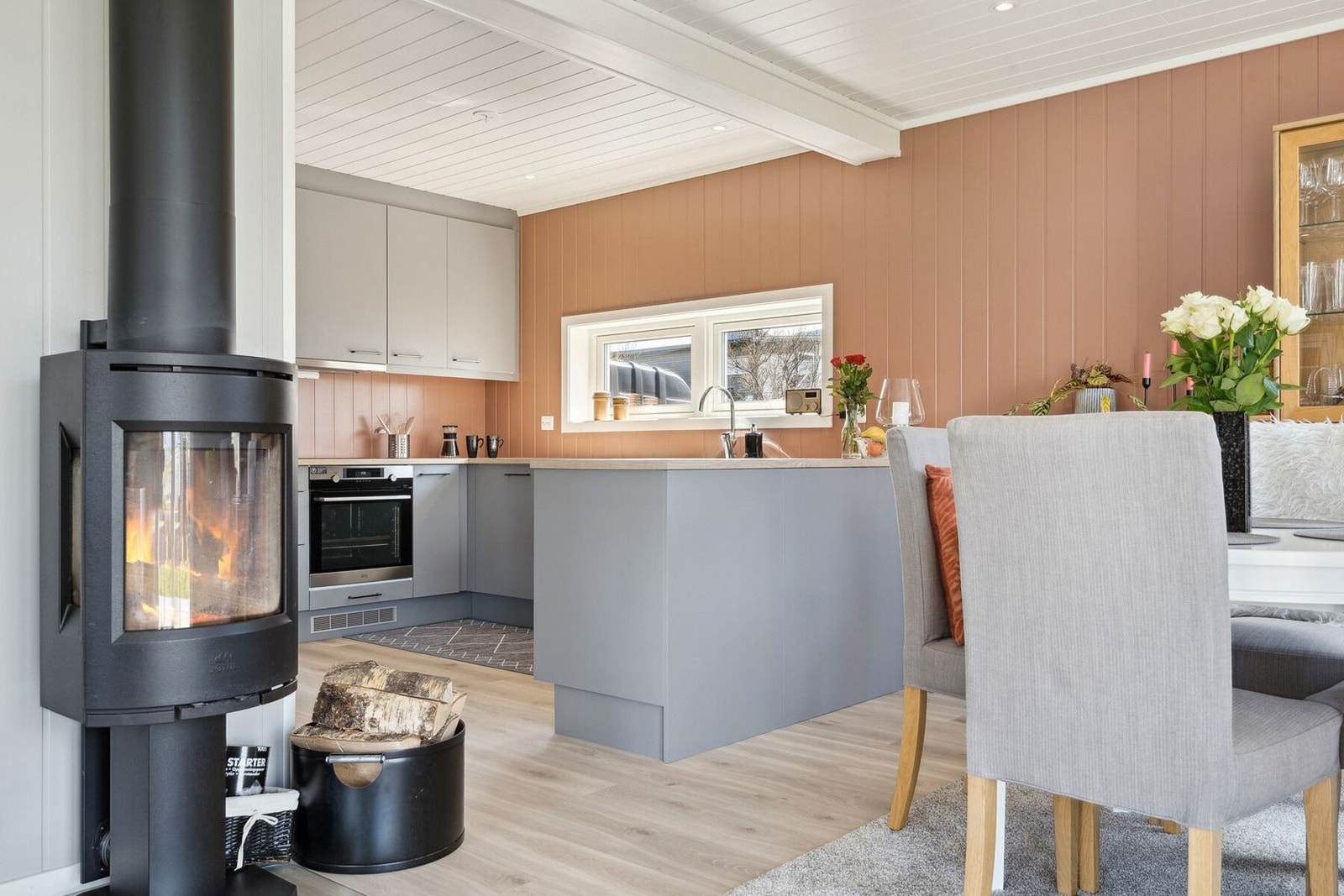 Rett ved spisestuen er det en lekker vedovn. Galleribilde