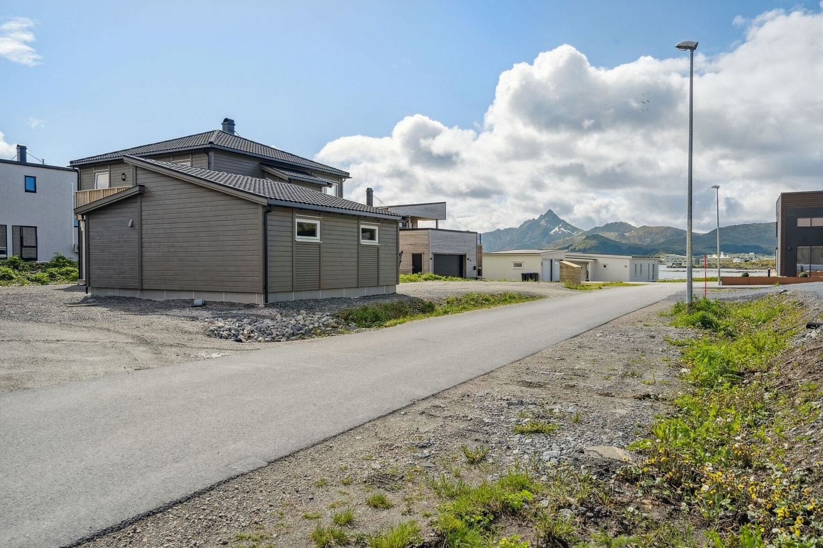 Boligen ligger fint til i et attraktivt familievennlig boområde med hav- og fjellutsikt. Her bor du i en rolig blindgate uten gjennomgangstrafikk. Galleribilde