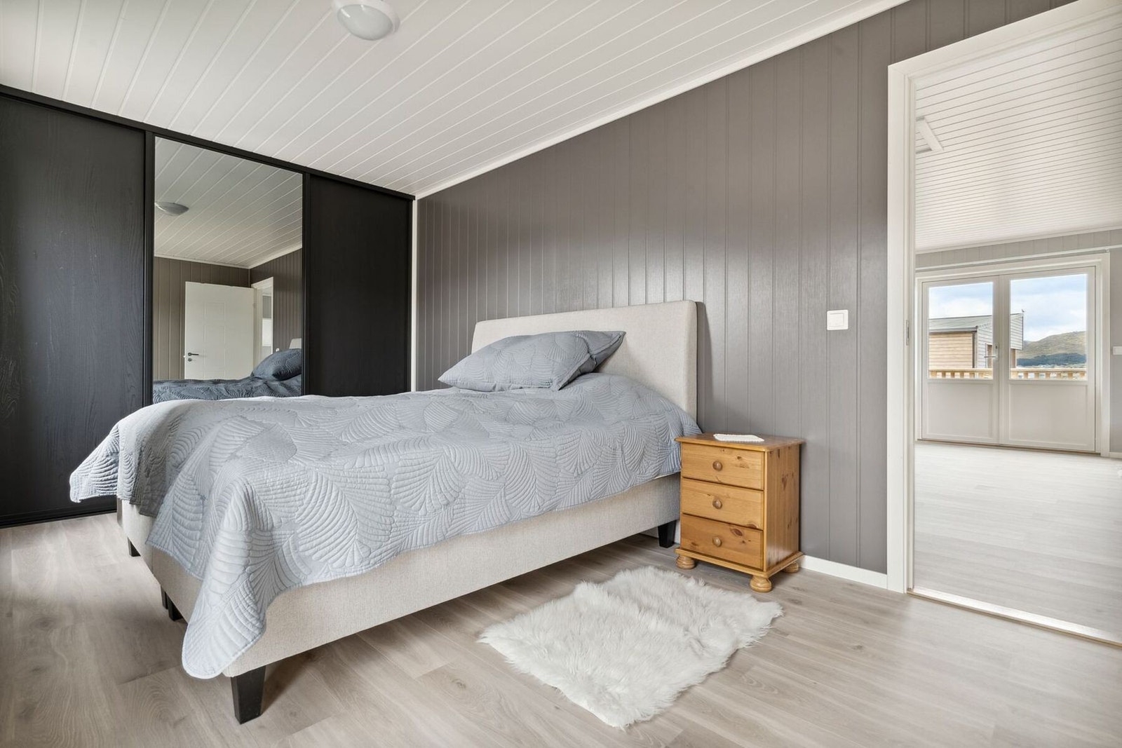 Stor og praktisk skyvedørsgarderobe. Galleribilde