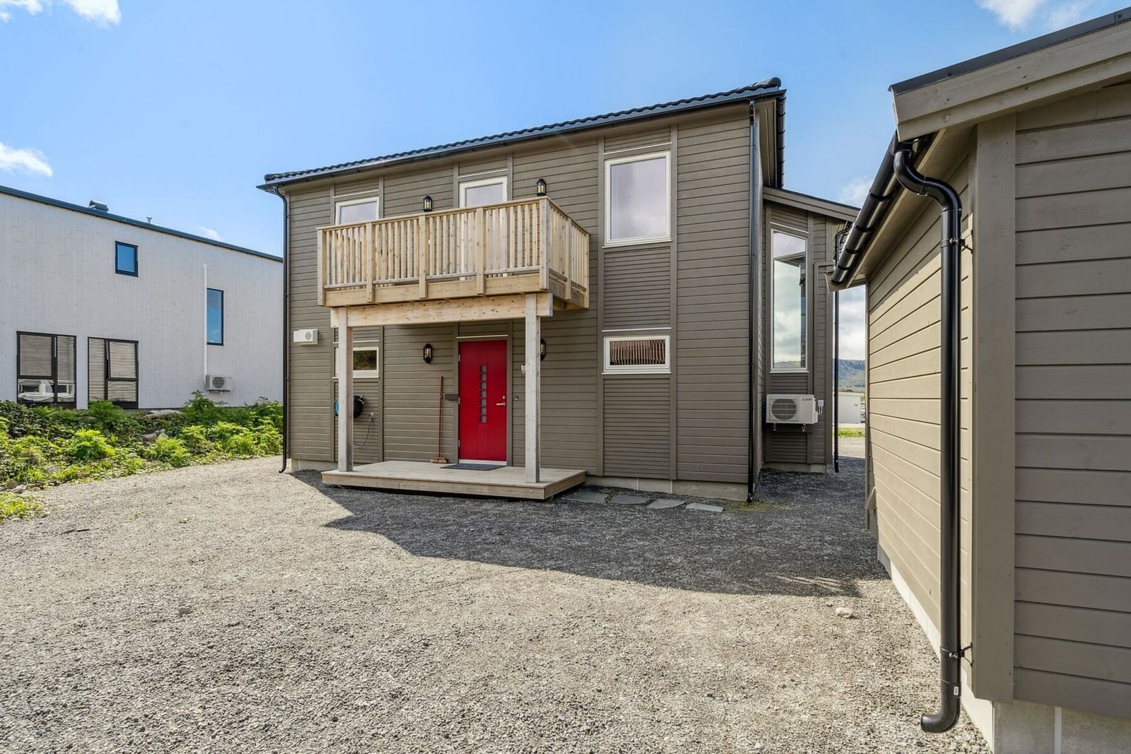 Ved inngangspartiet er det laget til en platting. Galleribilde