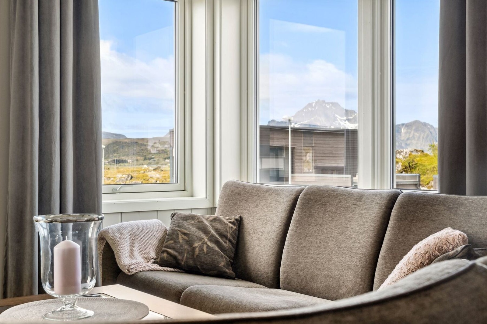 Utsikt til Stornappstinden fra andre etasjen. Galleribilde