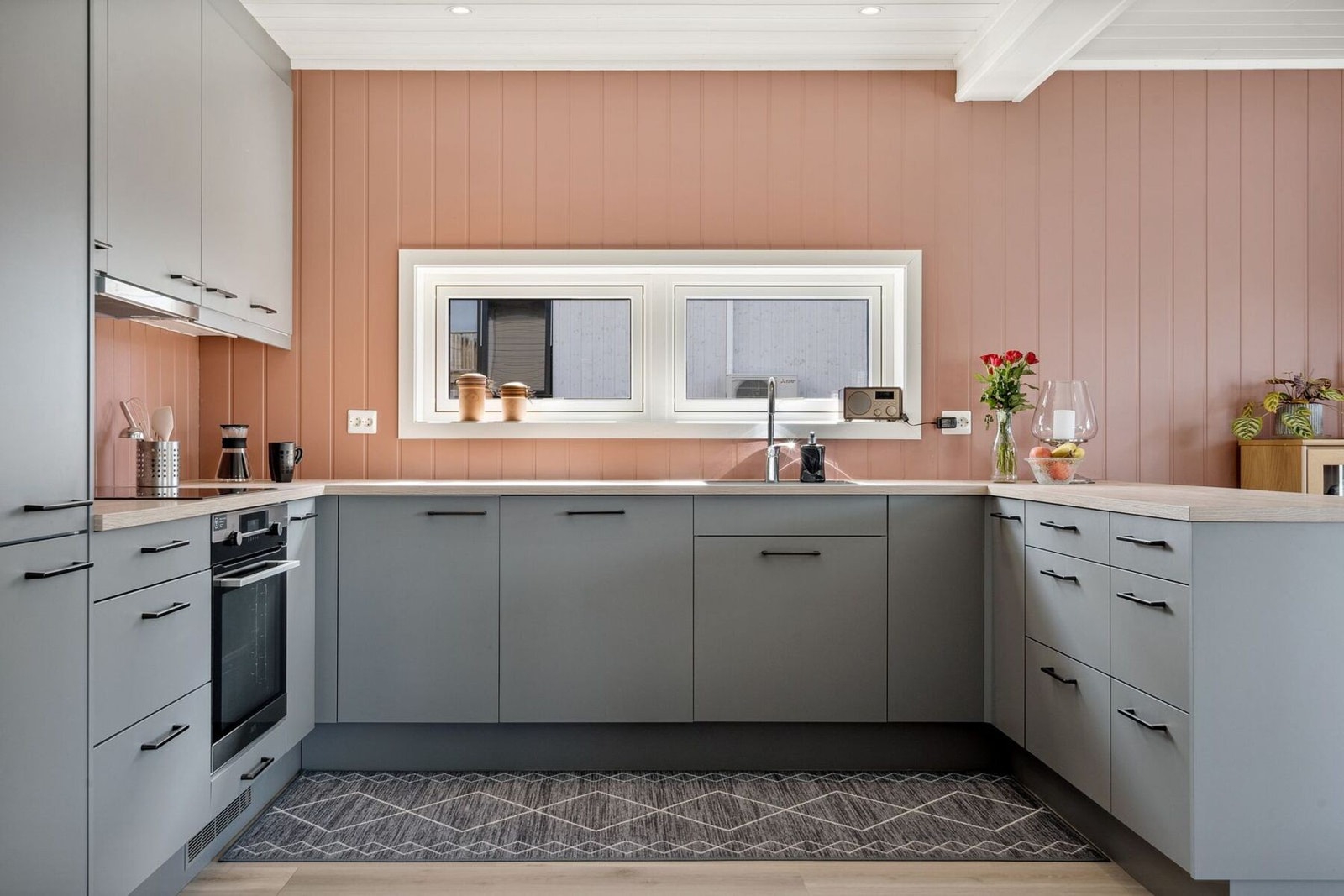 Trendy og stilfullt kjøkken med smarte løsninger og mye benkeplass. Galleribilde