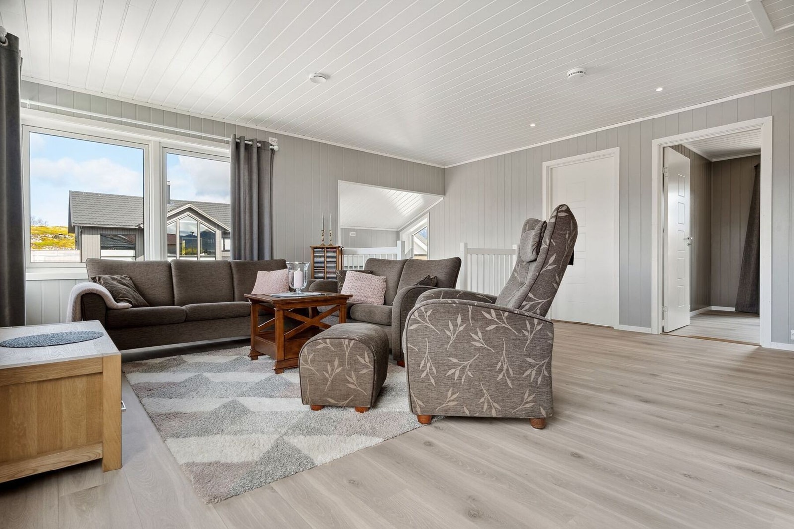 Lys og romslig stue med downlights. Galleribilde