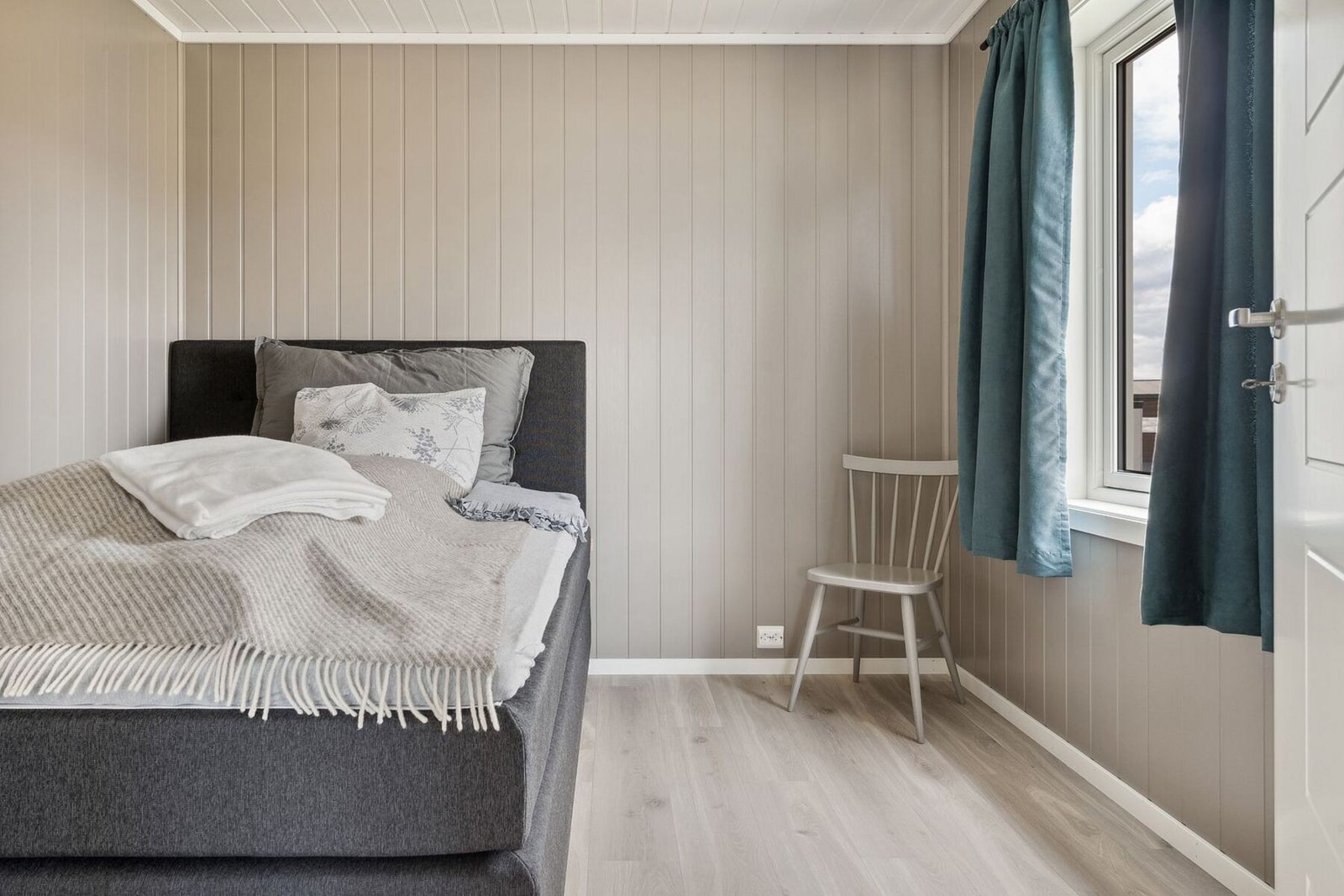 Soverom med lune, behagelige farger. Galleribilde