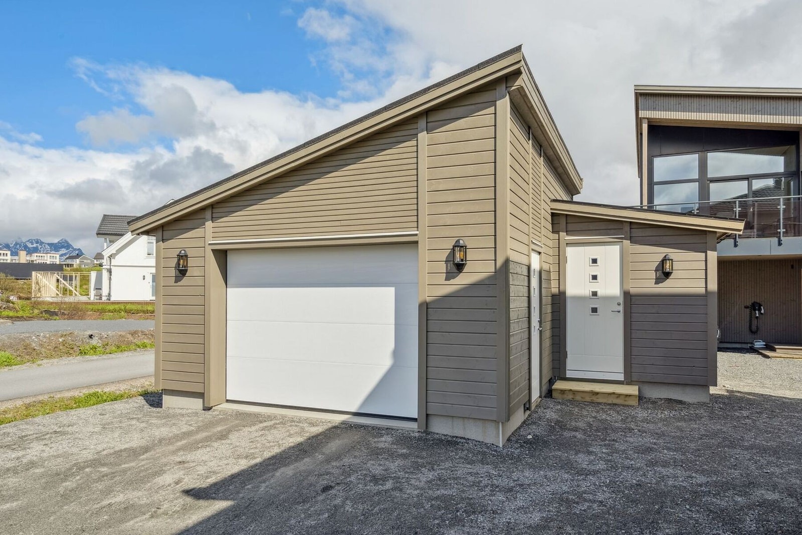 Bilen parkeres trygt og tørt i garasje. Her er det også en praktisk utebod. Galleribilde