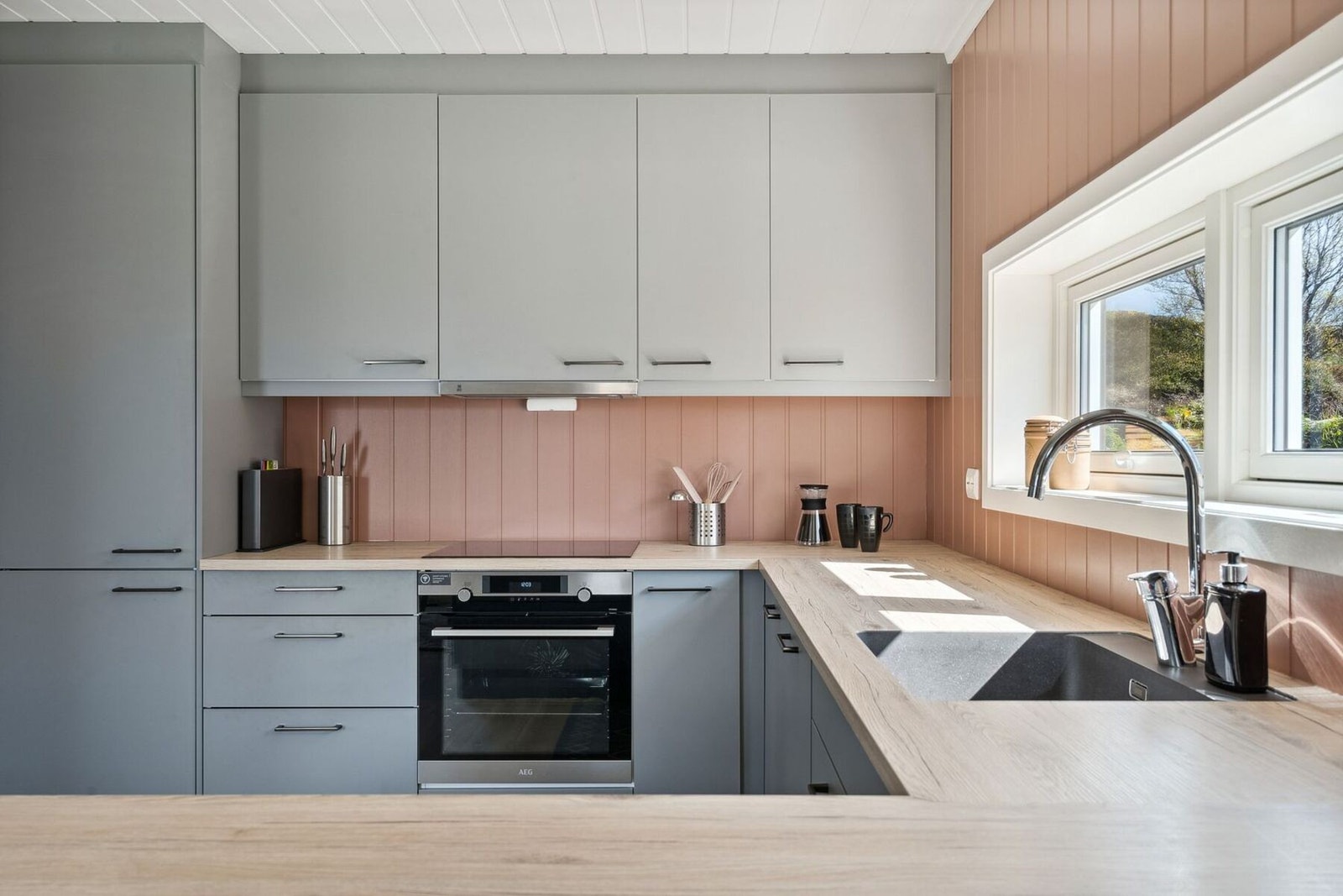 Kjøkkenet inneholder rikelig med skap-plass og har integrerte hvitevarer som platetopp, stekeovn, oppvaskmaskin og kjøl/fryseskap. Det er downlights i tak. Galleribilde