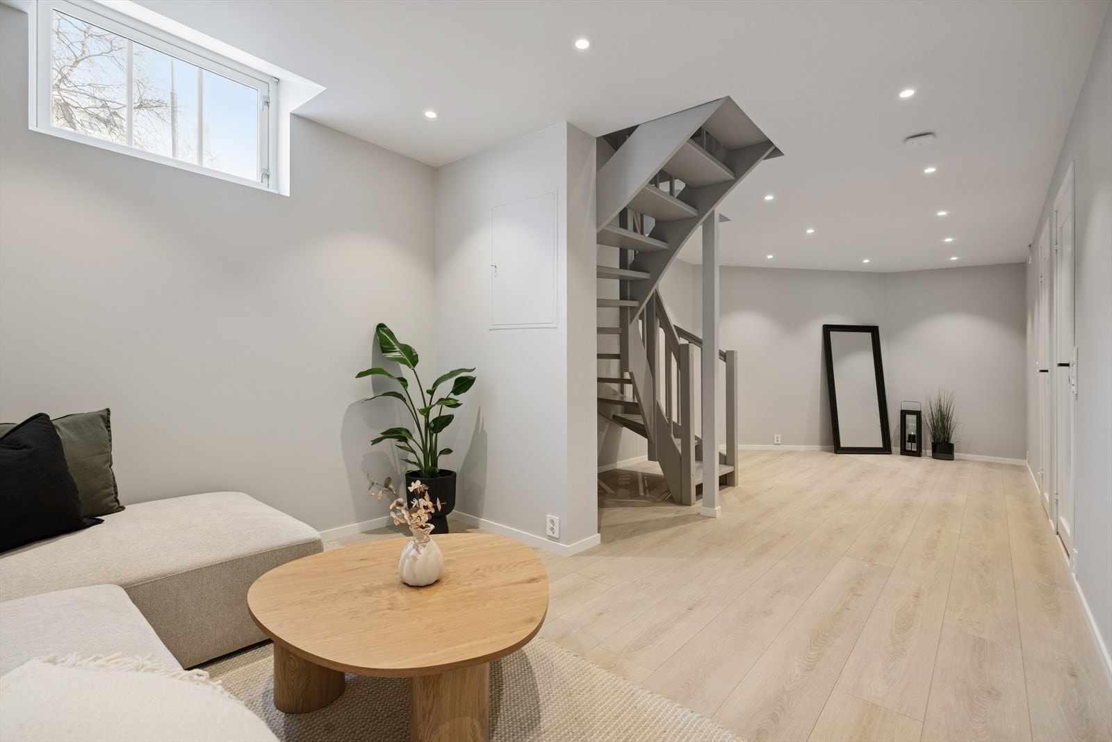 Romslig kjellerstue som byr på mange muligheter. Galleribilde