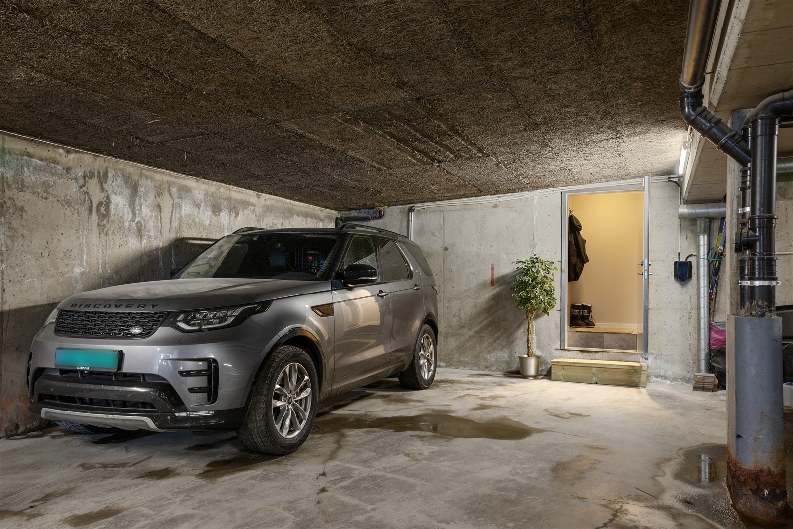 Parkeringsplass side om side og rett foran inngangsdør til boligen. Galleribilde