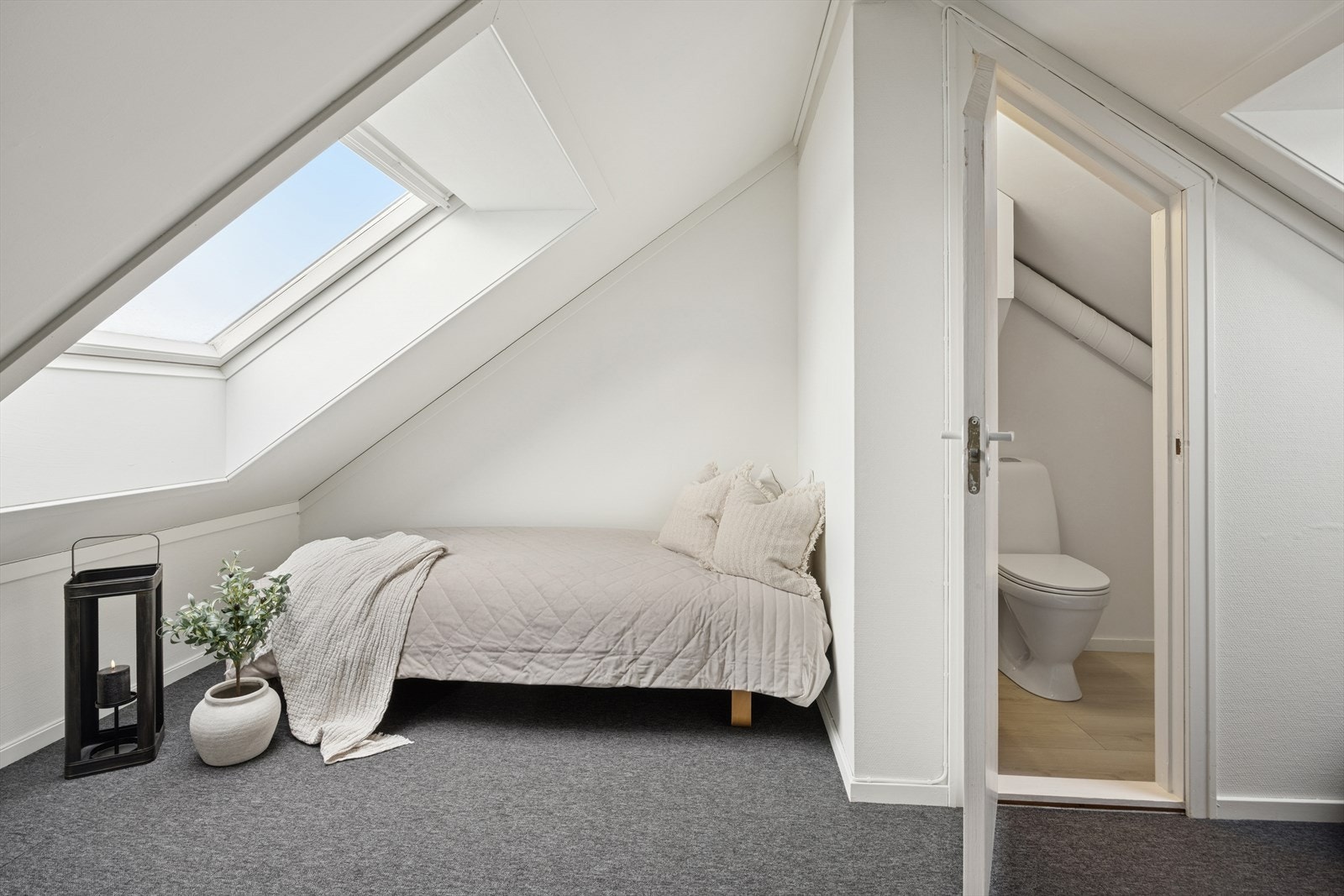 Ekstra sengeplass på loftet. Lunt og avslappende hjørne perfekt for rolige stunder og god komfort. Galleribilde