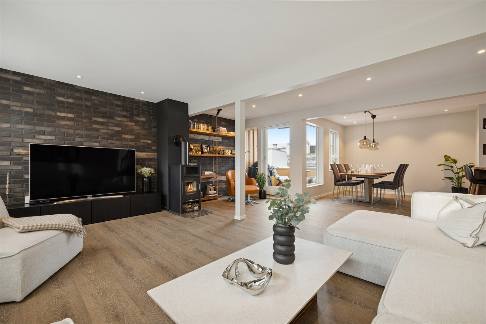 En lys og stilfull stue - et innbydende samlingspunkt med moderne og gjennomført uttrykk. Galleribilde