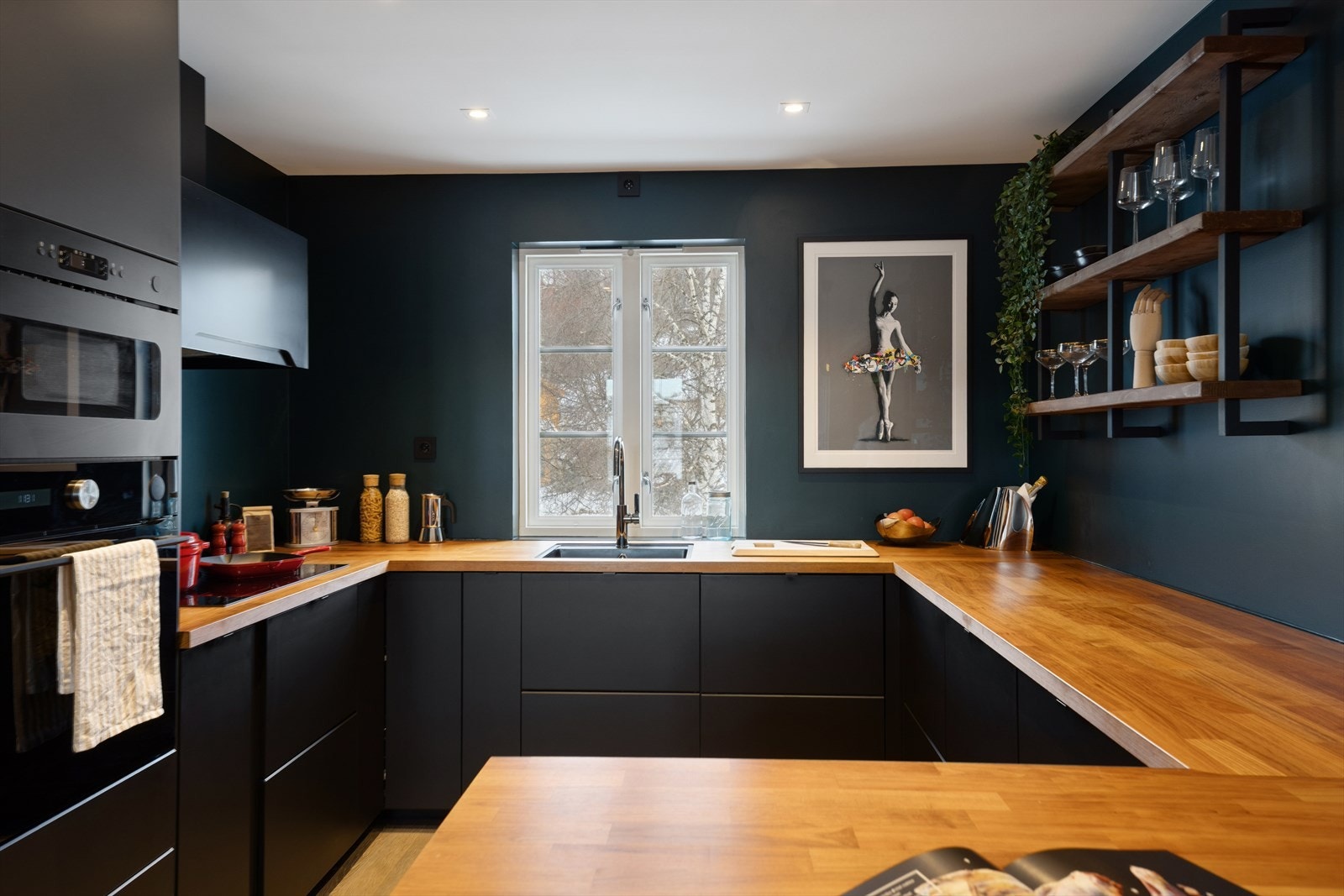 Moderne og funksjonelt kjøkken med en stilren kjøkkeninnredning fra 2020. Galleribilde