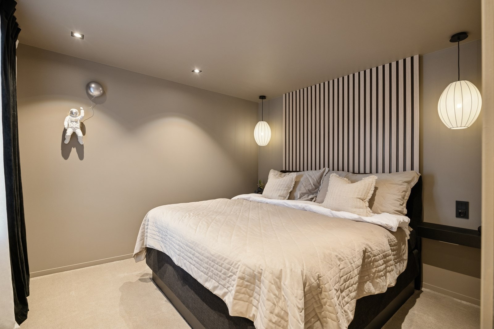 Meget pent soverom malt i en dus og tidsriktig farge, komplett med en elegant spilevegg som gir rommet et moderne uttrykk. Soverommet ligger i første etasje. Galleribilde