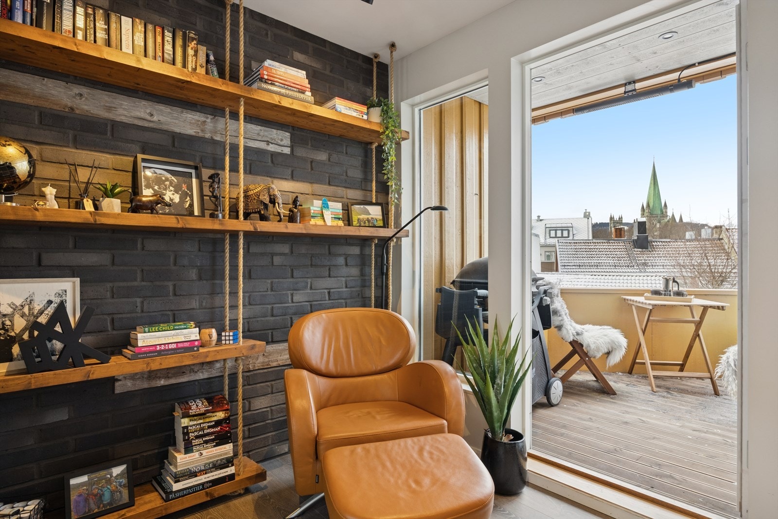 Hyggelig lesekrok i stuen, et lunt og rolig hjørne perfekt for gode bøker og små pusterom i hverdagen. Galleribilde