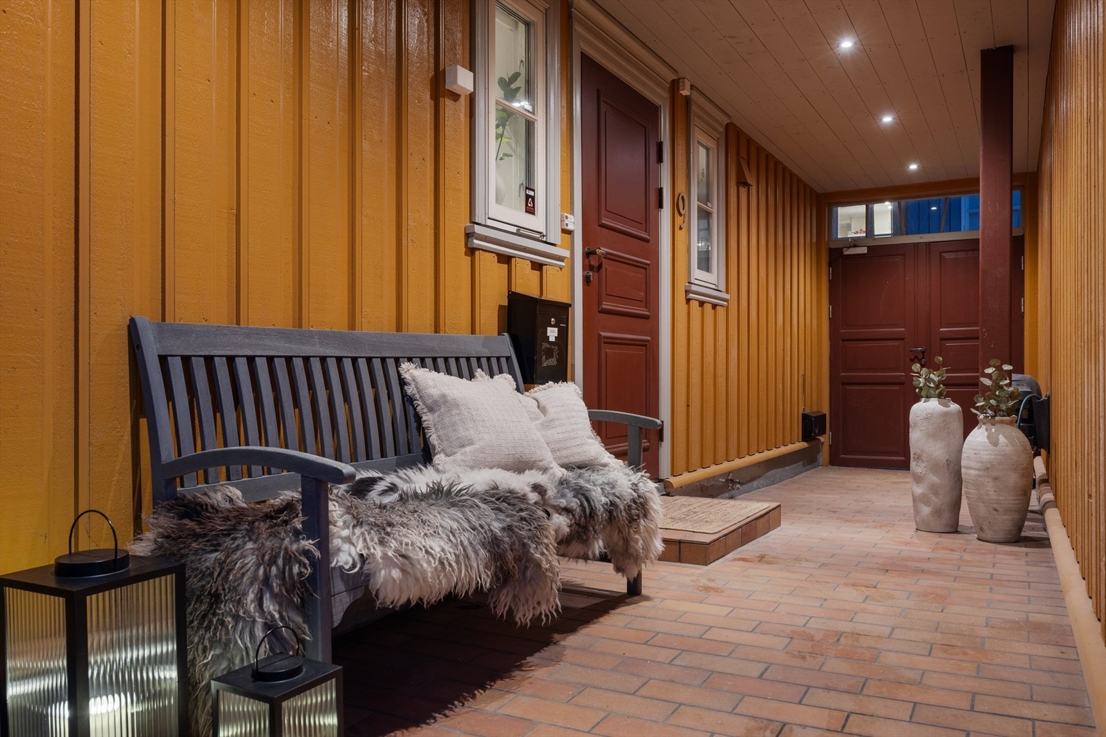 Hovedinngangen ligger skjermet fra veien i et pent opparbeidet portrom. Galleribilde