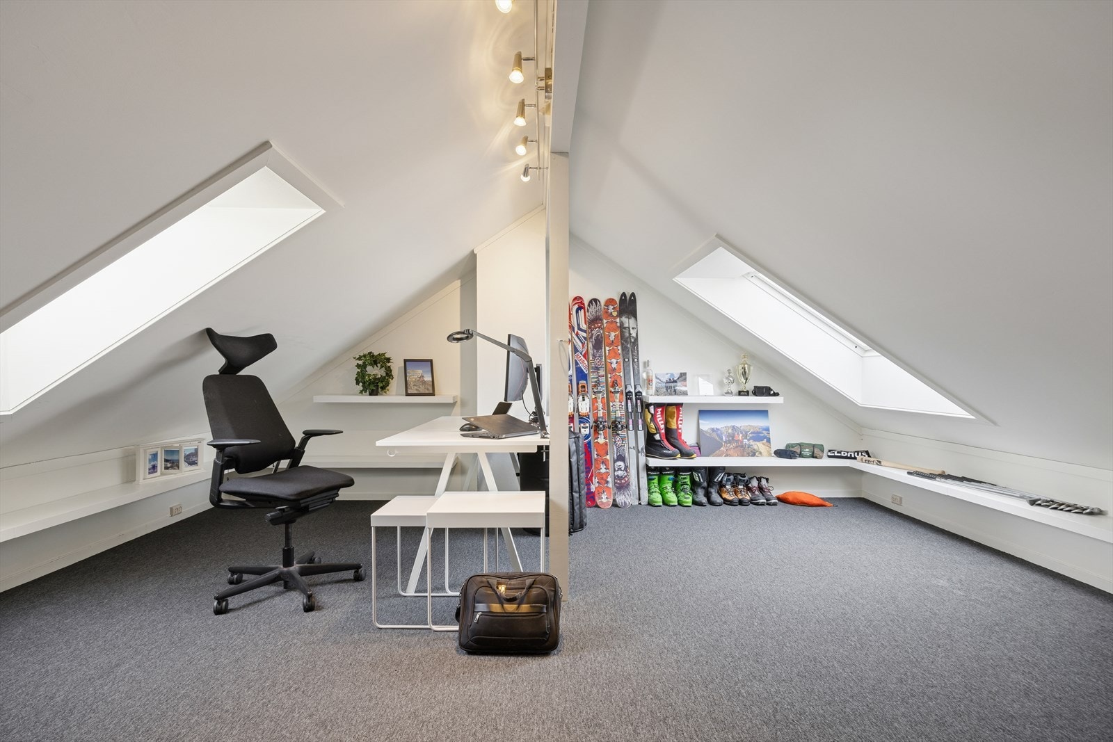 Lys og romslig loftstue med skråtak og takvindu. Fleksibelt rom med flott lysinnfall, klart for innredning etter egne ønsker og behov. Galleribilde