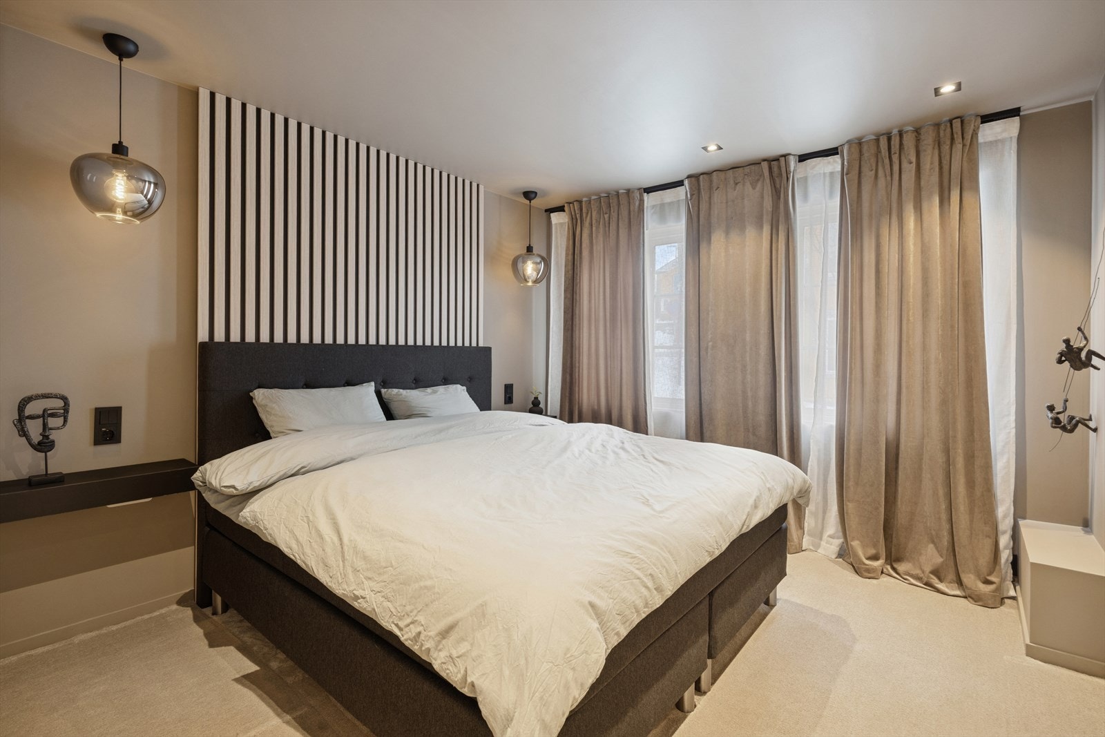 Romslig soverom med god plass til dobbeltseng. Soverommet ligger i første etasje. Galleribilde