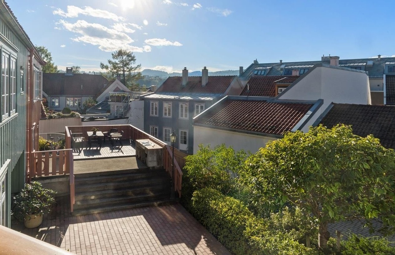 Sommerbilde fra bakgården. Her kan du nyte solen i rolige omgivelser. Galleribilde