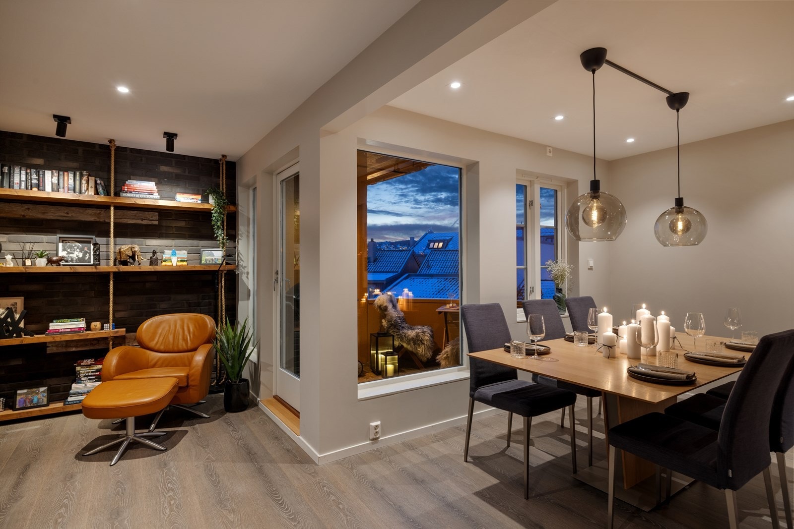 Fra stuen er det utgang til balkongen. Galleribilde