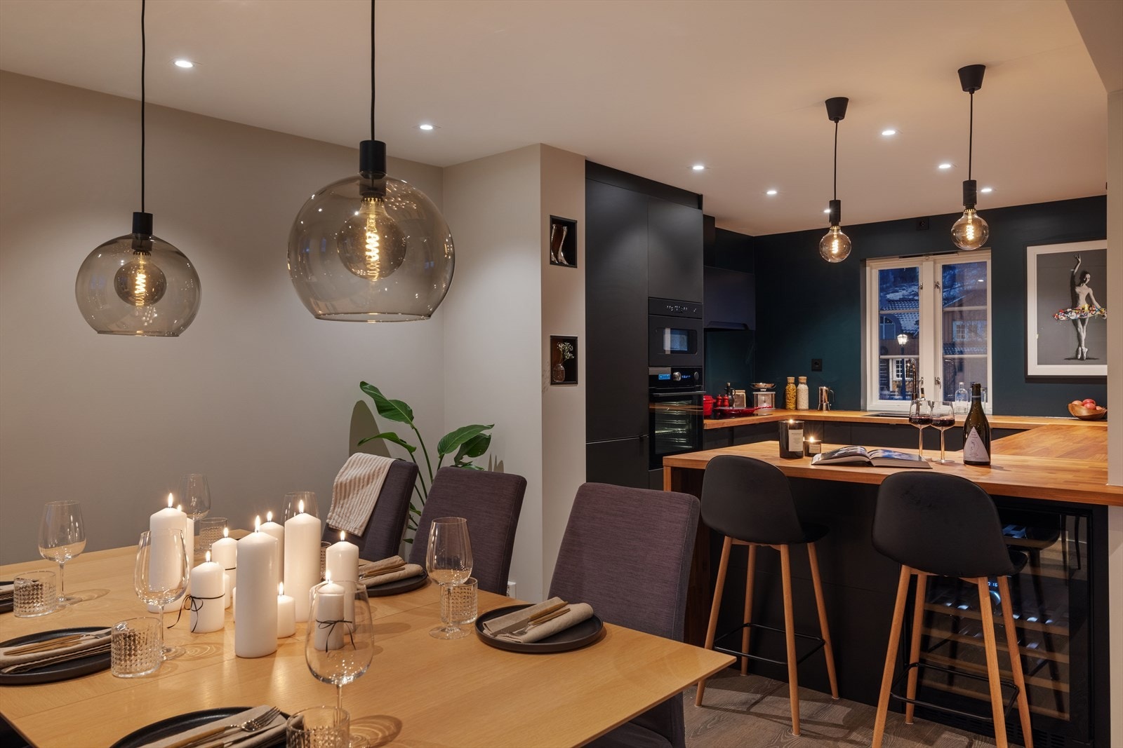 Kjøkkenet har også integrert vinskap. Galleribilde