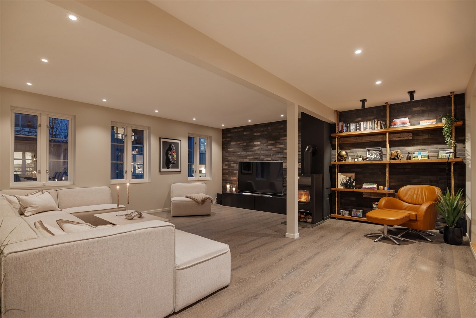 Stuen har moderne- og stilig belysning i himling. Galleribilde