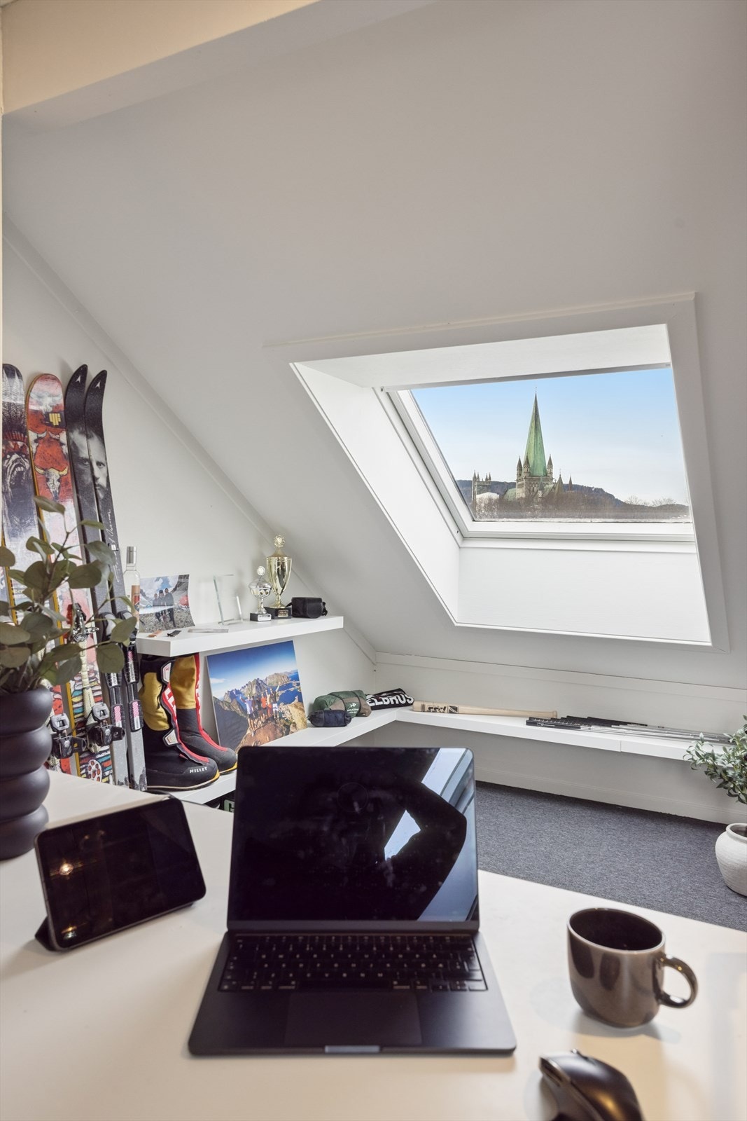 Fantastisk utsikt mot vakre Nidarosdomen gjennom takvinduet - et unikt blikkfang som gir rommet både karakter og ro. Galleribilde