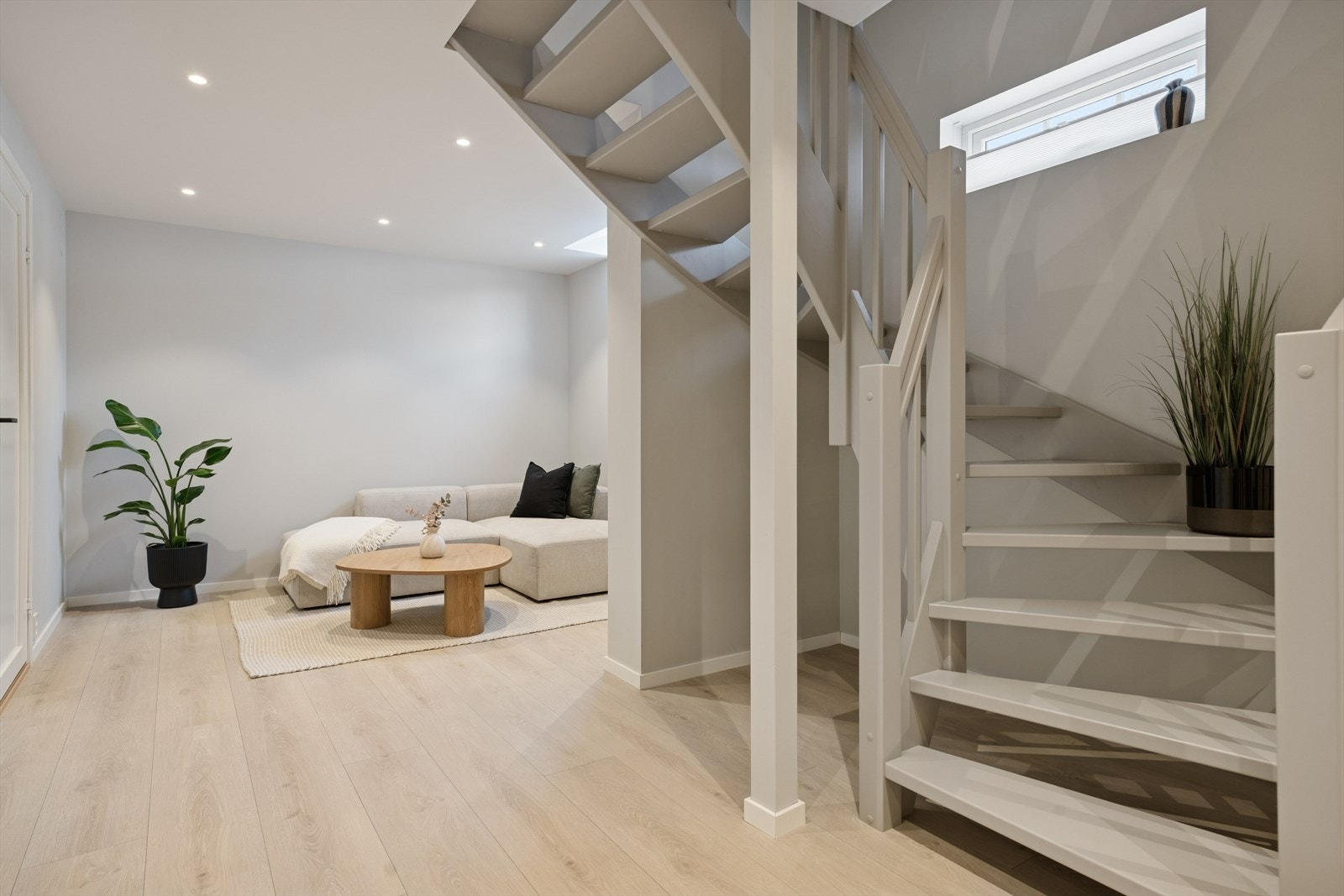 Lys og trivelig stue med trappeoppgang, et innbydende oppholdsrom med god romfølelse og naturlig flyt mellom etasjene. Galleribilde