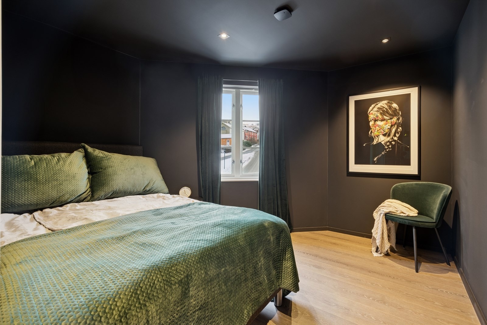 Elegant soverom i andre etasje med utsikt mot Festningen. Galleribilde