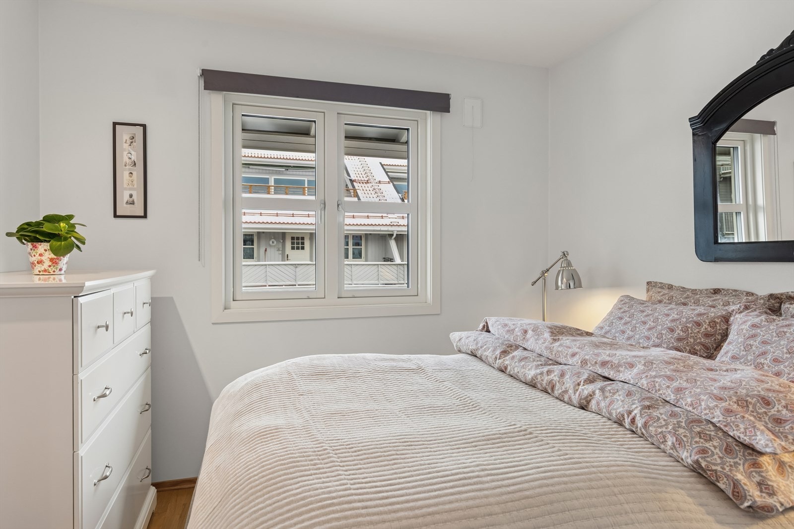 Vinduene i leiligheten er i tre og ble skiftet i 2022, noe som sikrer god isolasjon. Galleribilde