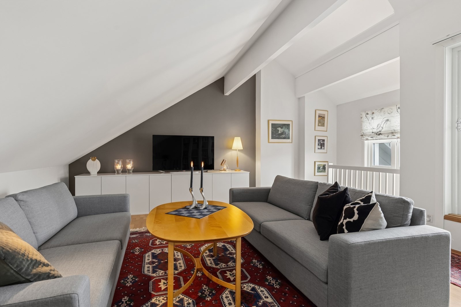 Fra loftstuen er det direkte utgang til den romslige takverandaen på 15 m². Galleribilde