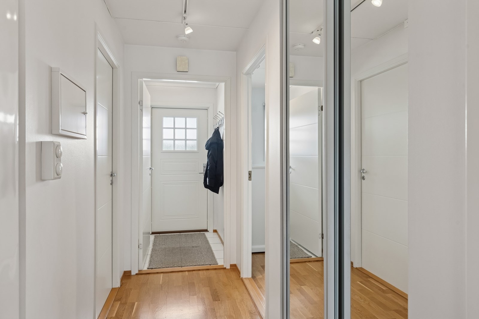 Vindfanget har god plass til oppbevaring. Innvendige dører i tre ble skiftet i 2014. Galleribilde