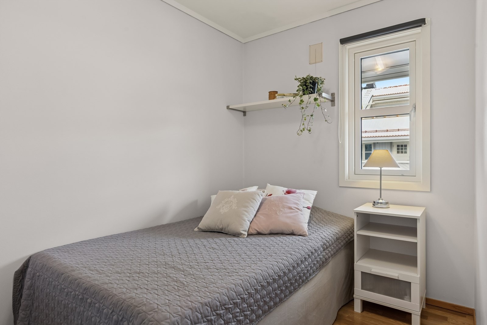 Leiligheten har to soverom i 2. etasje, begge med parkett på gulv og malte vegger. Galleribilde