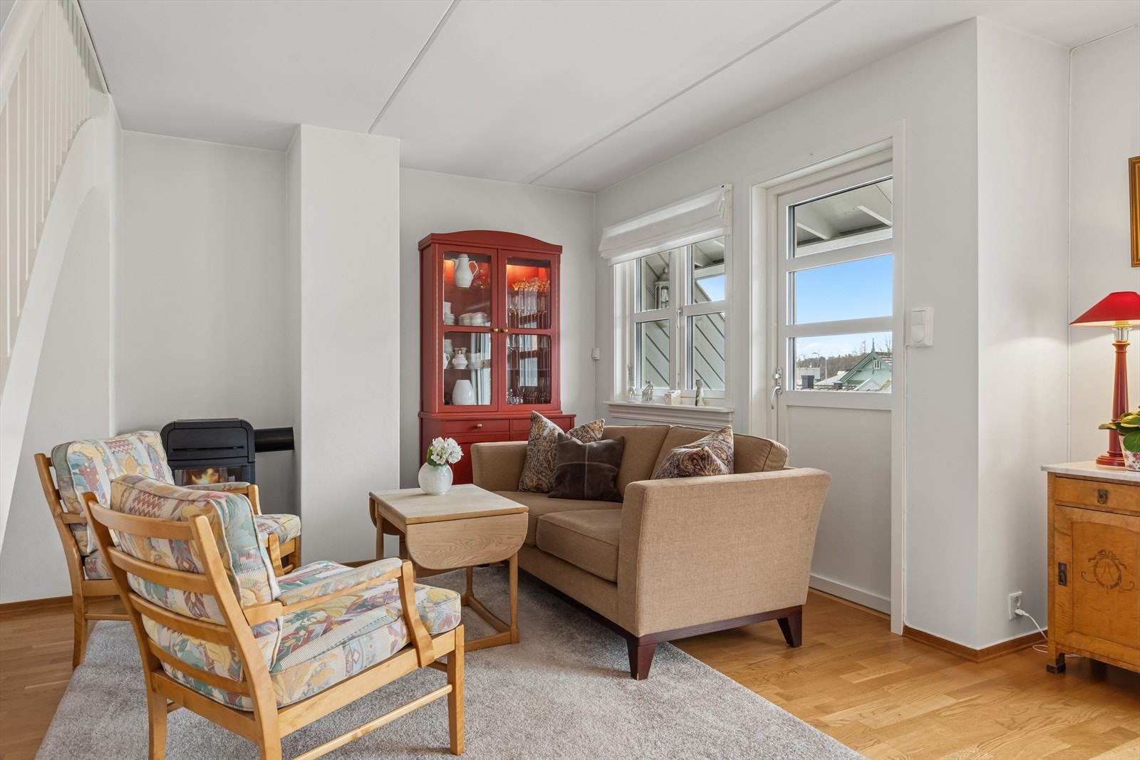 En peisovn med elementpipe gir ekstra varme og en hyggelig atmosfære i stuen. Galleribilde