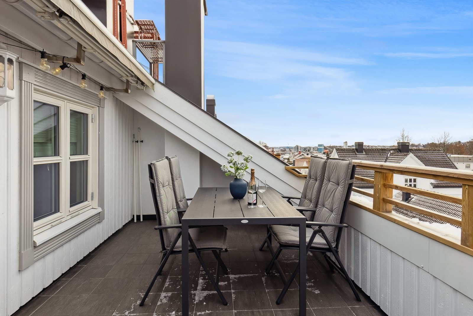 Den store takverandaen på 15 m² har god plass til en romslig sittegruppe. Galleribilde