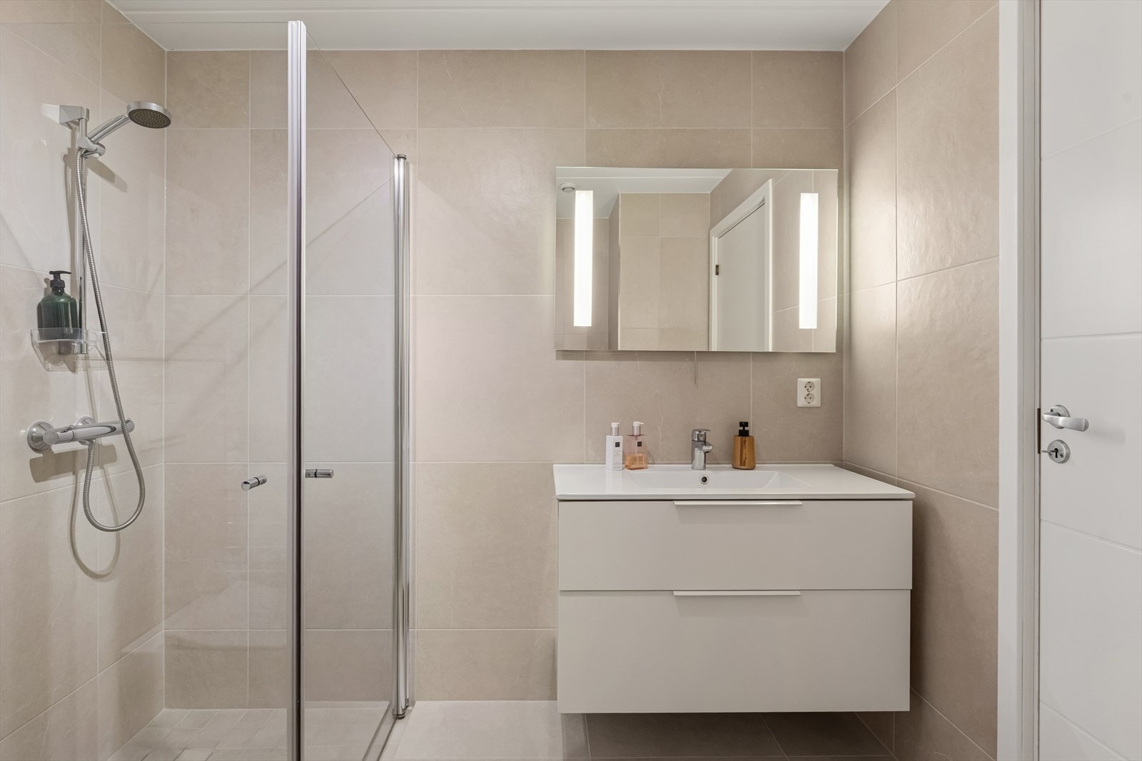 Her er det elektriske varmekabler i gulvet, vegghengt toalett og en moderne innredning med servant. Galleribilde