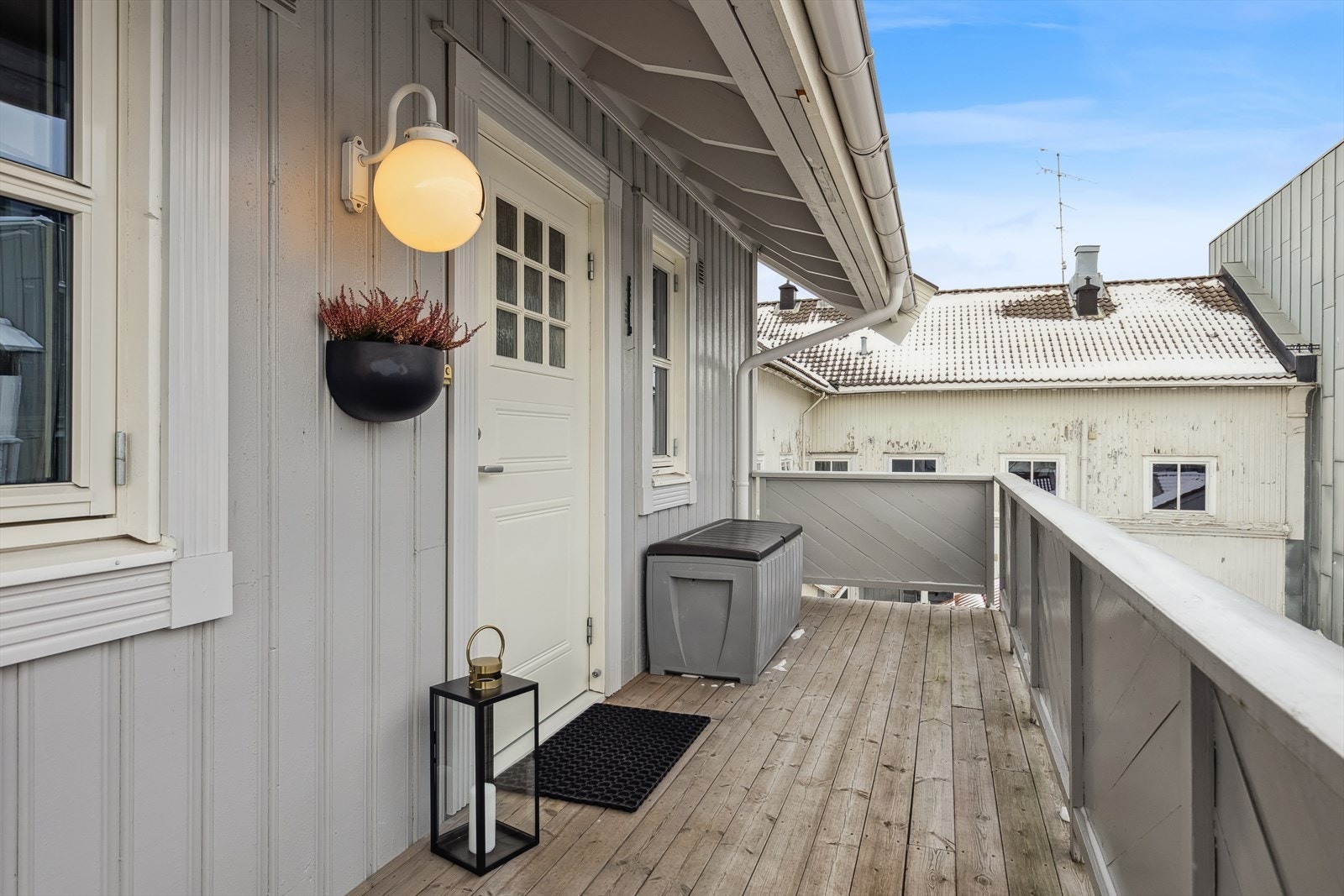 Fra stuen er det utgang til en balkong på 4 m² ved inngangspartiet. Galleribilde