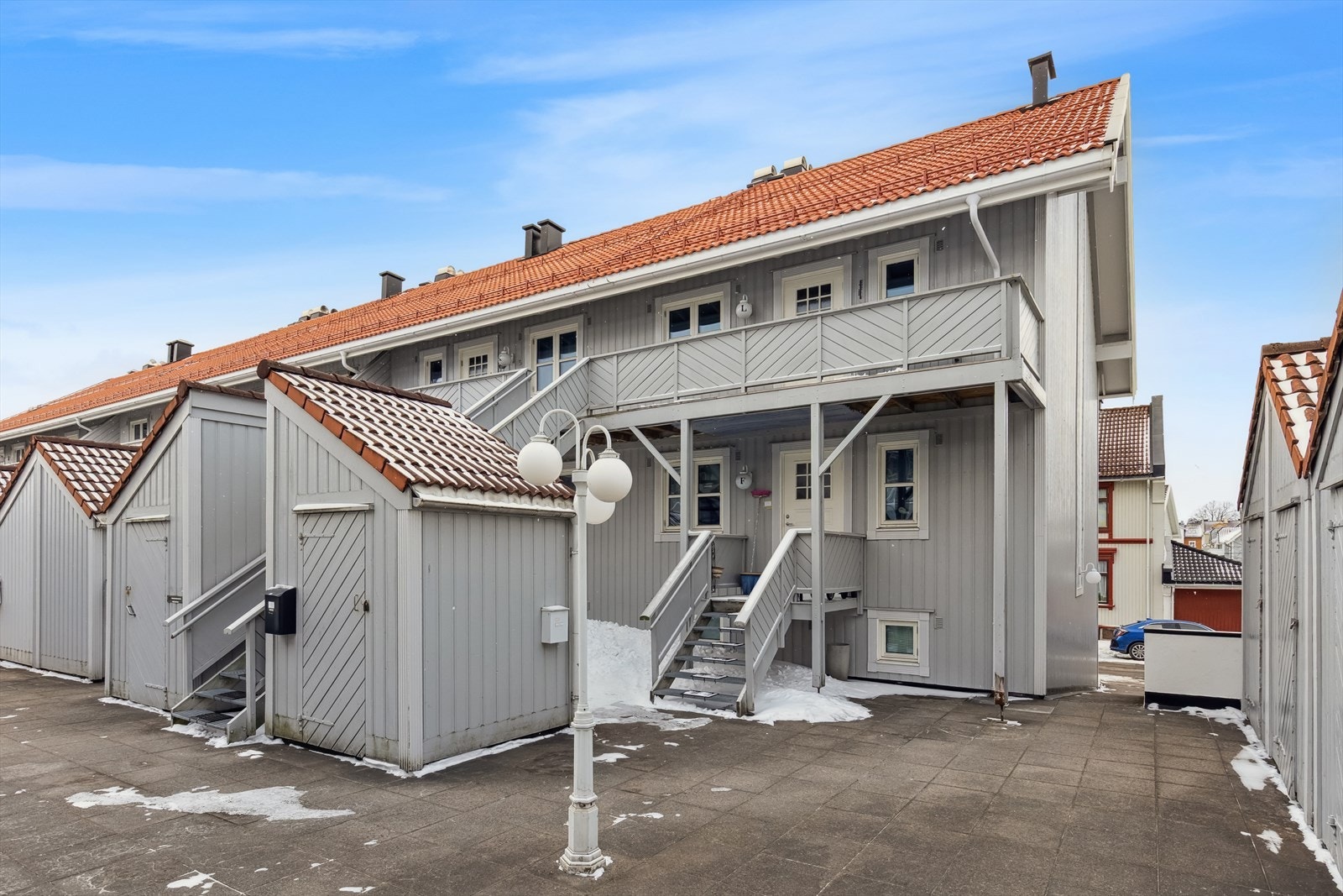 Hver seksjon disponerer en egen, frittliggende redskapsbod på 3 m² på bakkeplan. Taktekkingen ble omlagt i 2025. Galleribilde