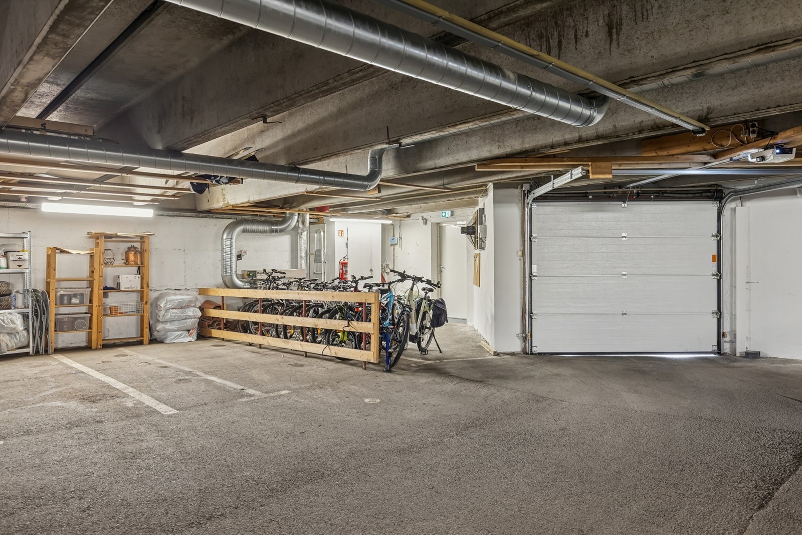 Leiligheten disponerer en fast garasjeplass og felles sykkelparkering i kjelleren. Galleribilde