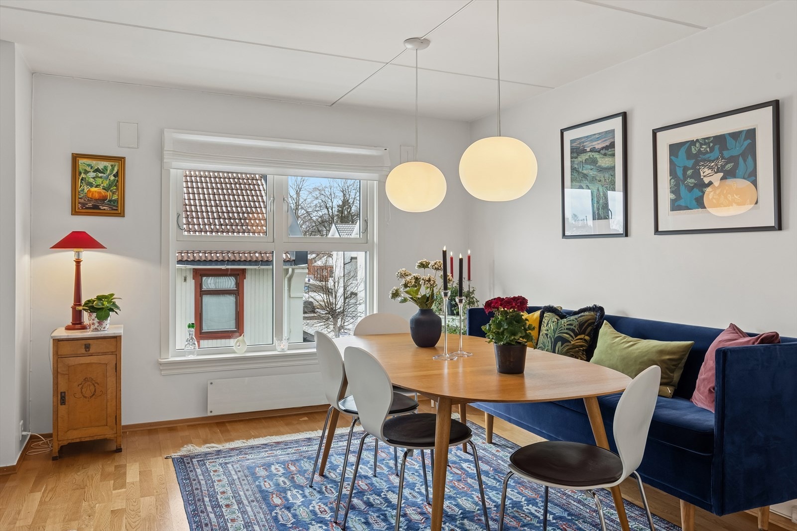 Vinduer og ytterdører skiftet i 2022.
Alle vinduene er vedlikeholdsfrie (ALU) med solfilter. Galleribilde