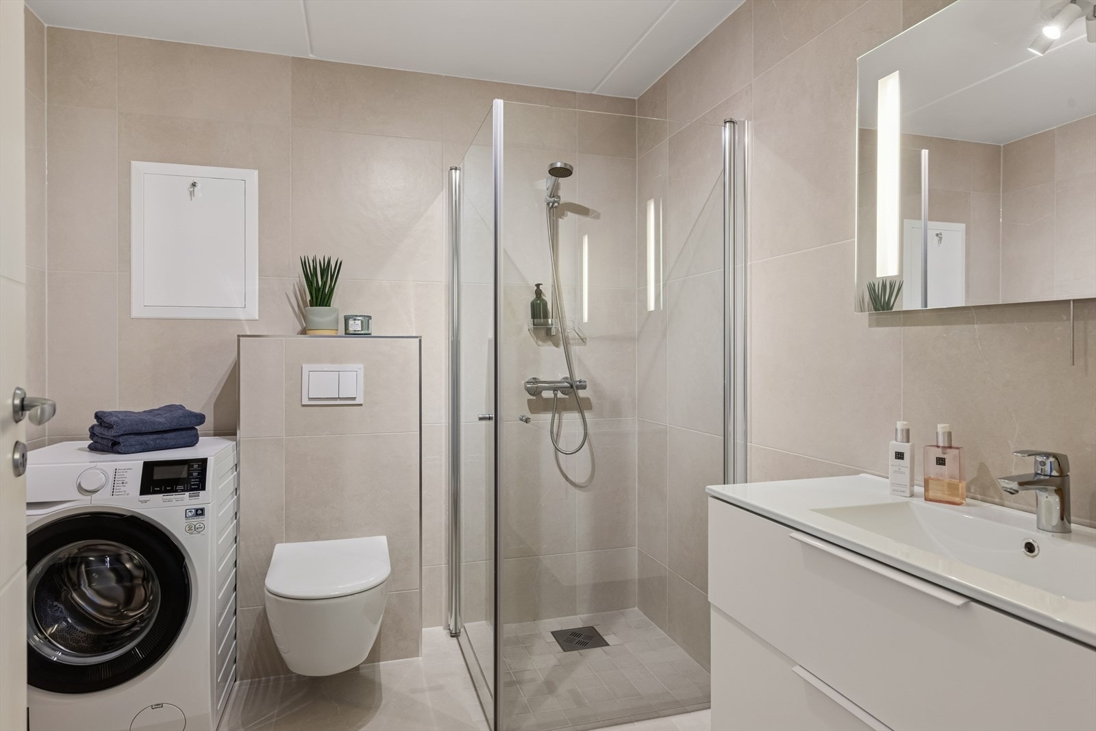 Badet ble totalrenovert i 2023 og har fliser på gulv og vegger, samt opplegg for vaskemaskin. Galleribilde