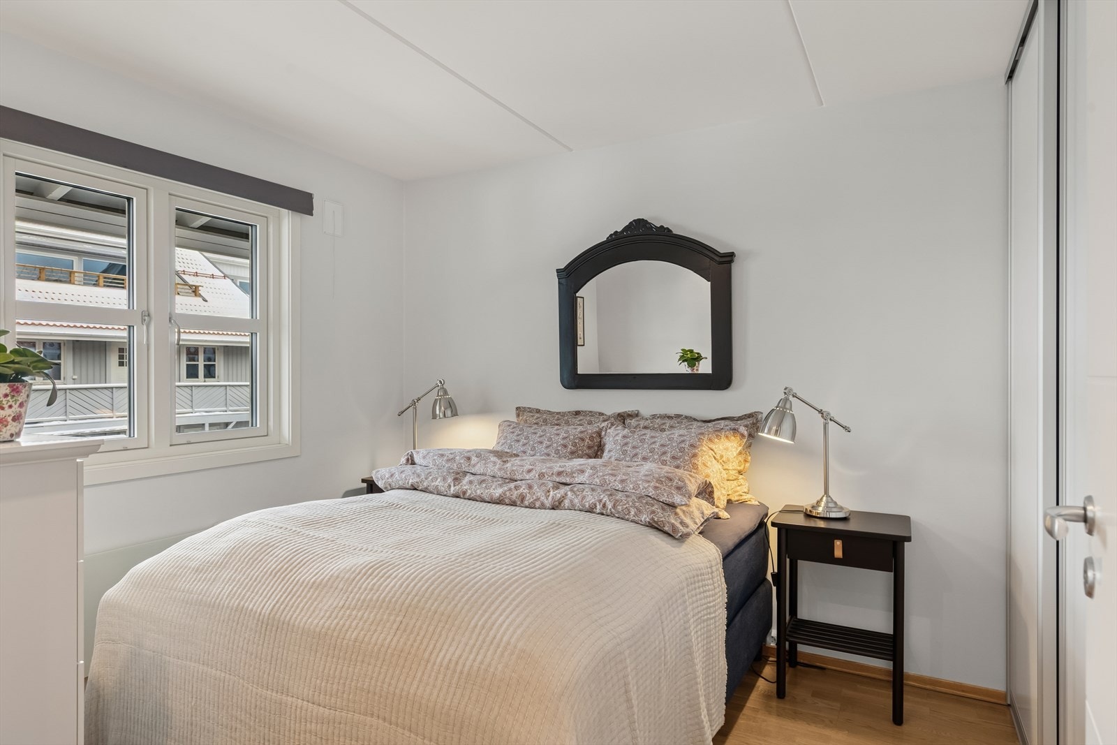 Hovedsoverommet har god plass til dobbeltseng og oppbevaringsløsninger. Galleribilde