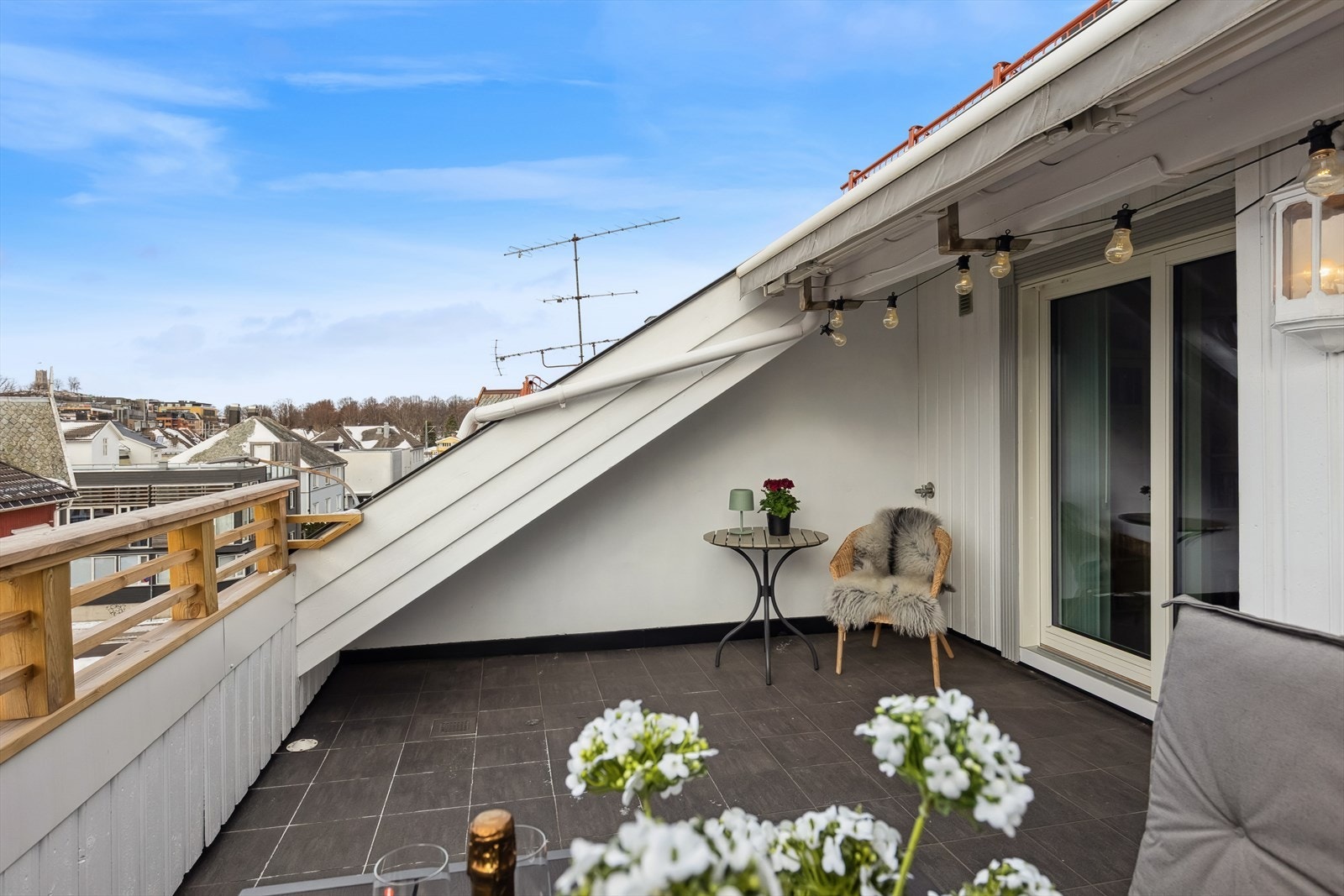 Takverandaen har gode solforhold og er et flott, usjenert uterom. Galleribilde